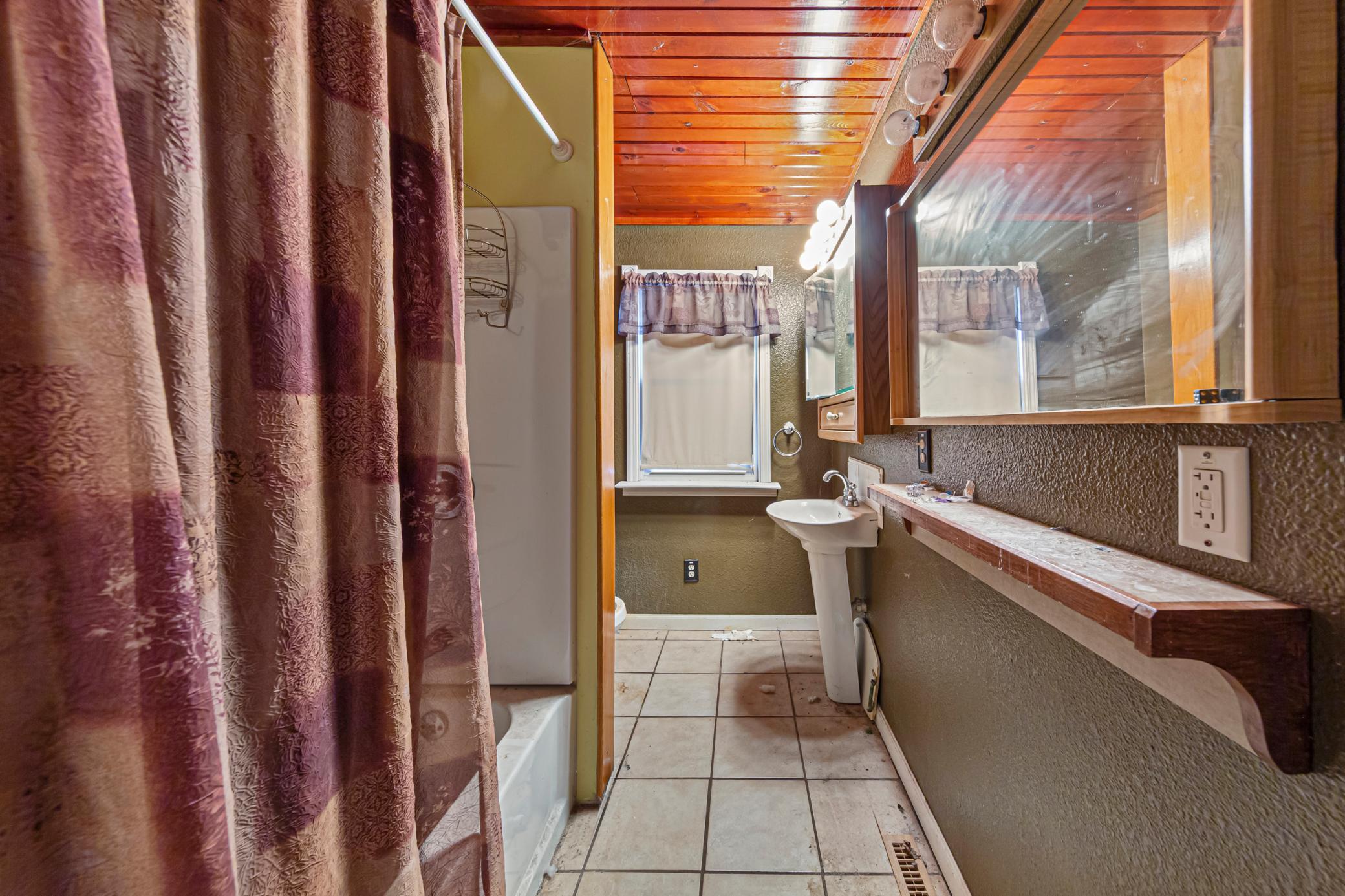 1606 Greeley Avenue N Property Photo 21