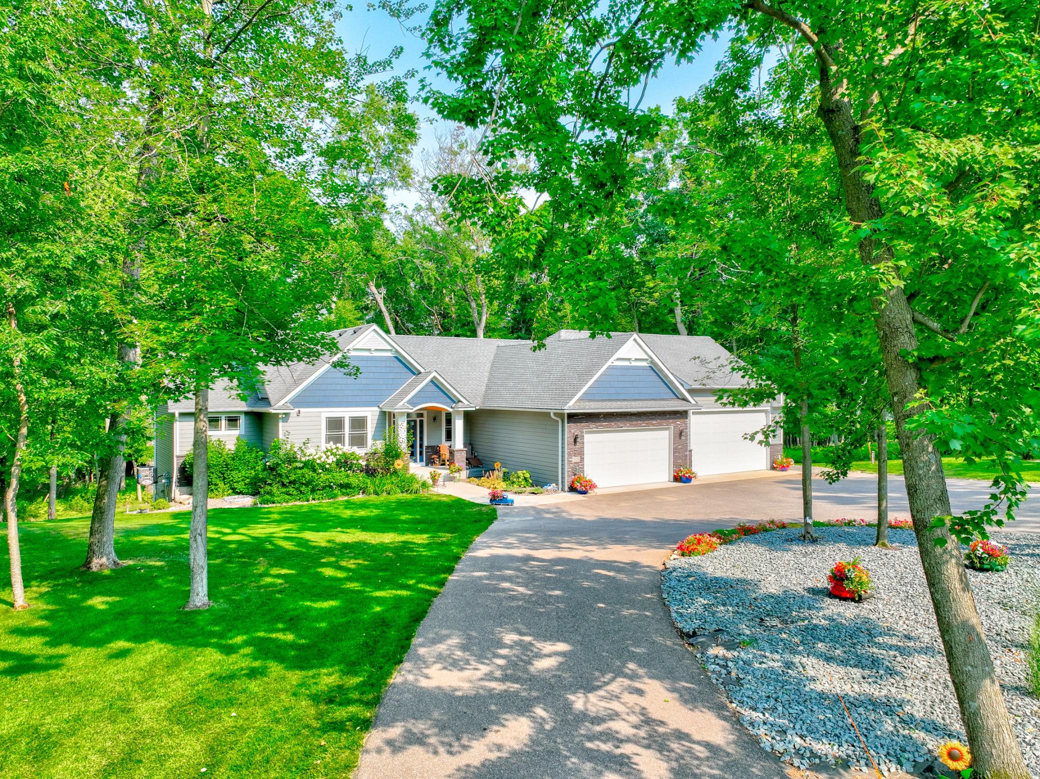 19180 Meadowridge Ln Circle N Property Photo 2