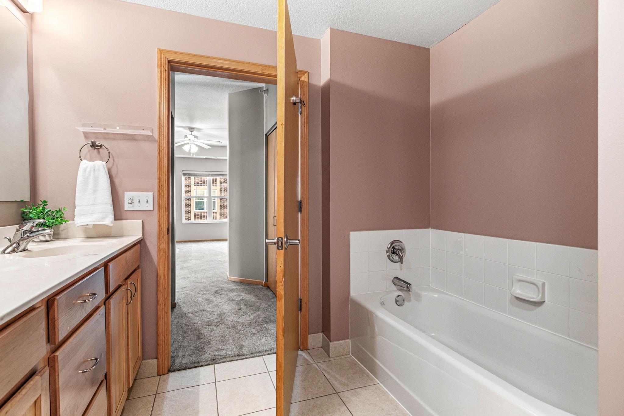 2405 39th Avenue Ne 205 Property Photo 18