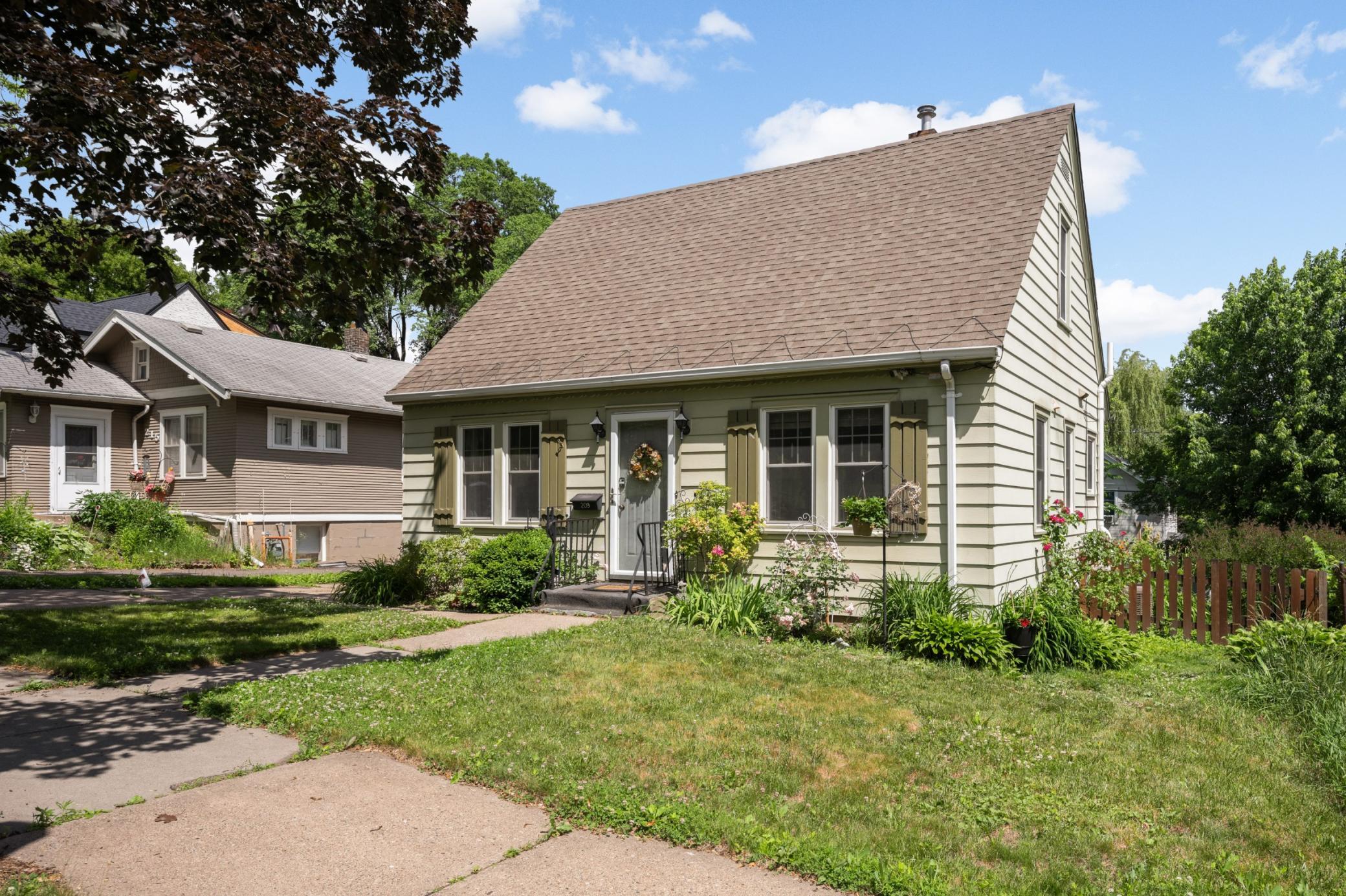 209 Robie Street W Property Photo 2