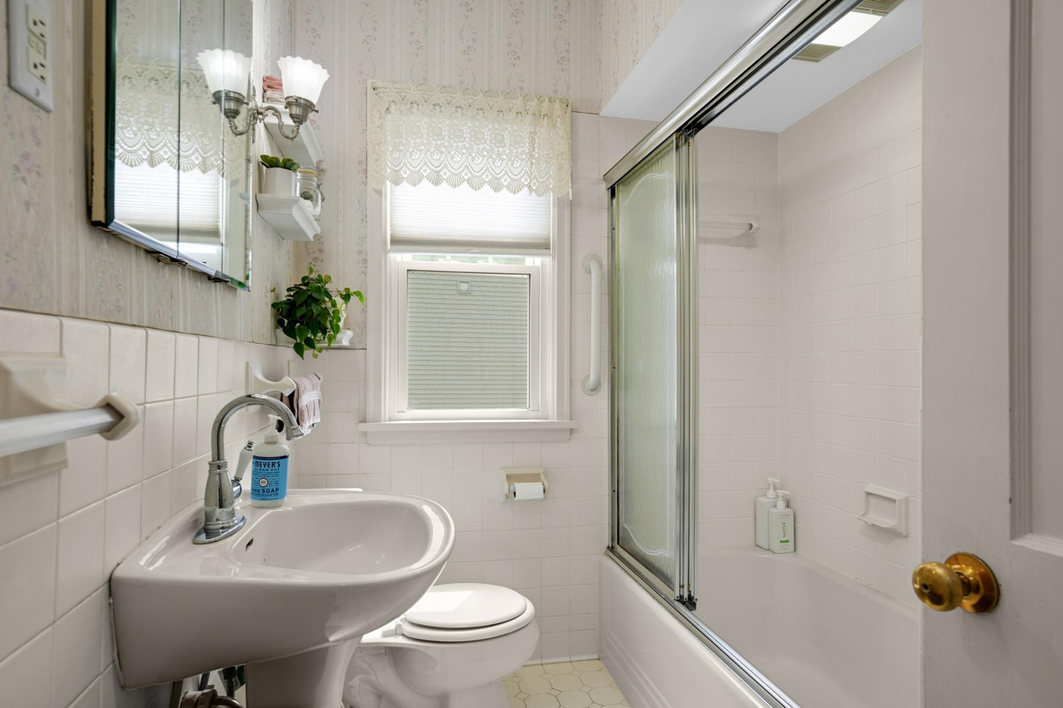 209 Robie Street W Property Photo 14