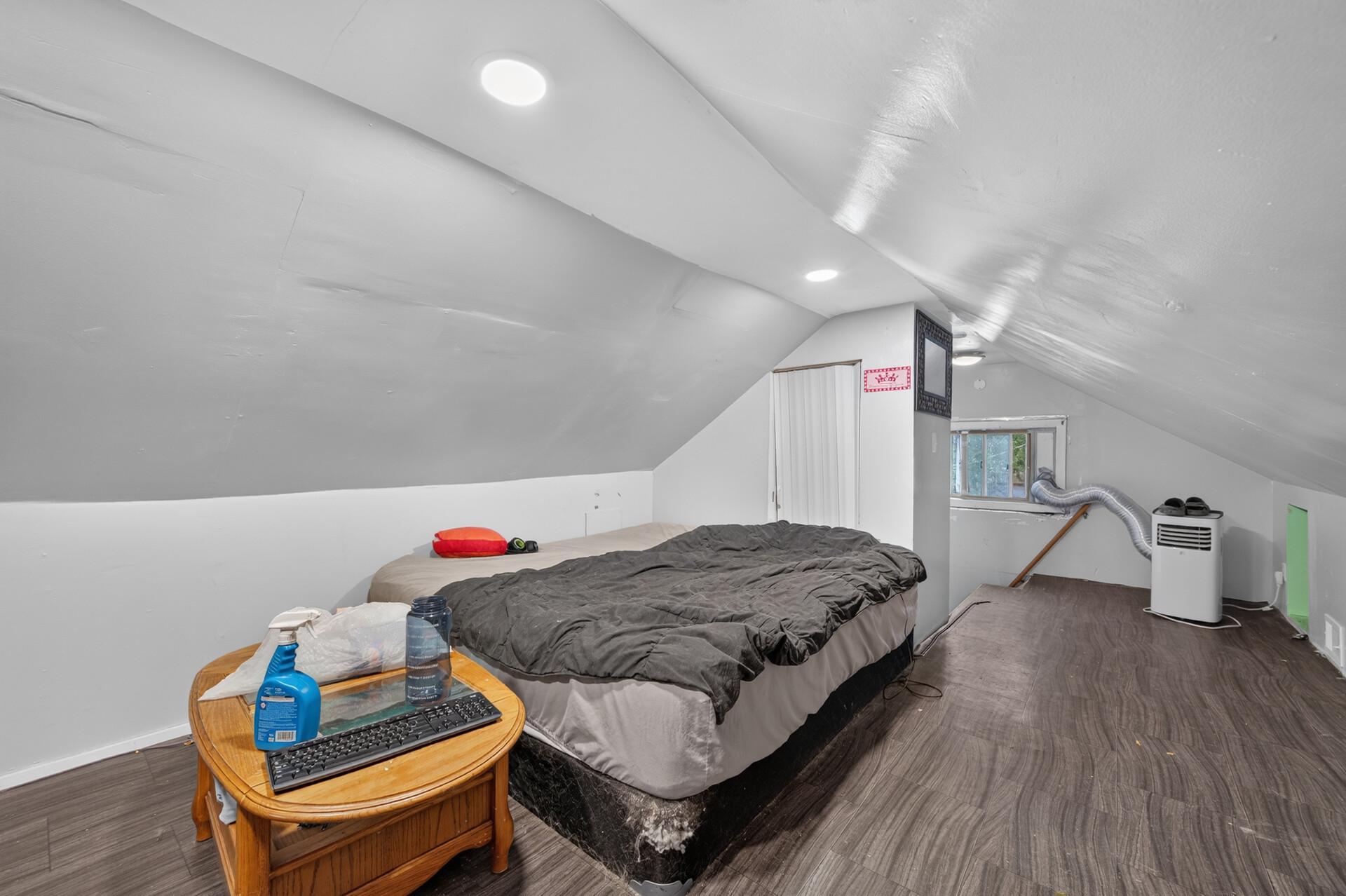 3455 Girard Avenue N Property Photo 14