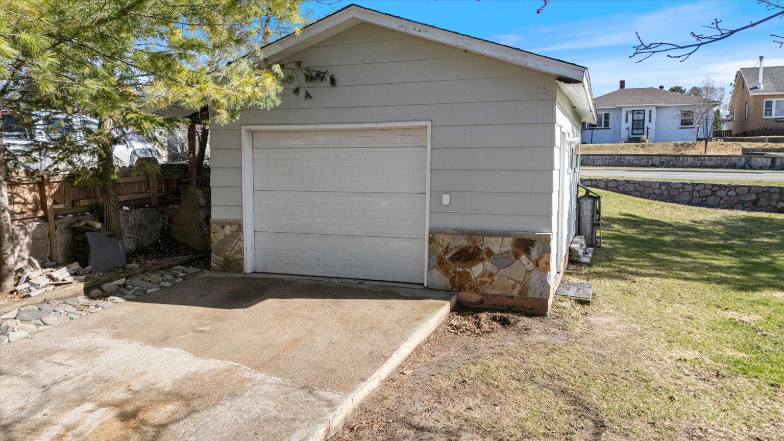 429 S 4th Avenue E Property Photo 5