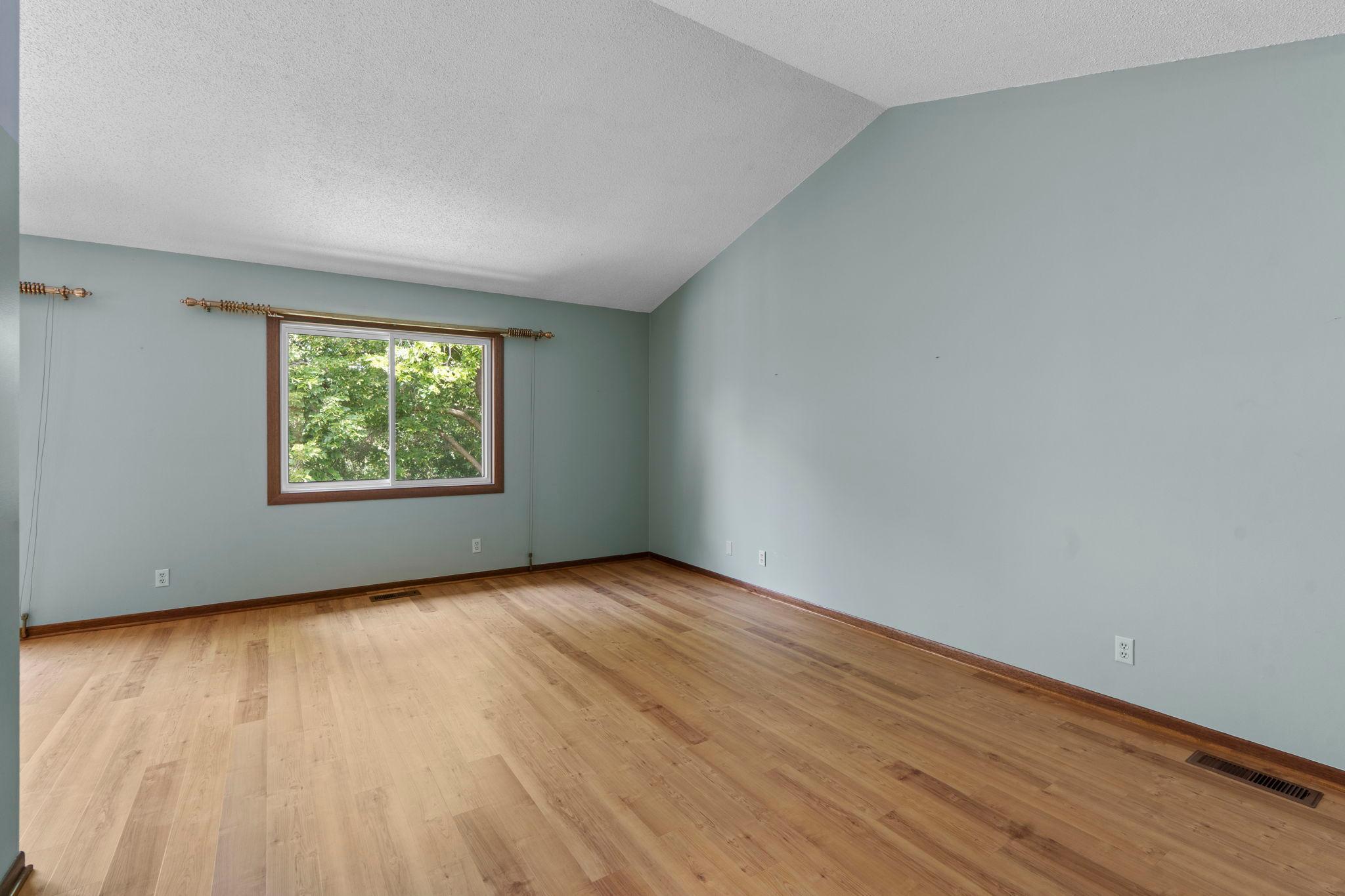 977 Heritage Court E Property Photo 4