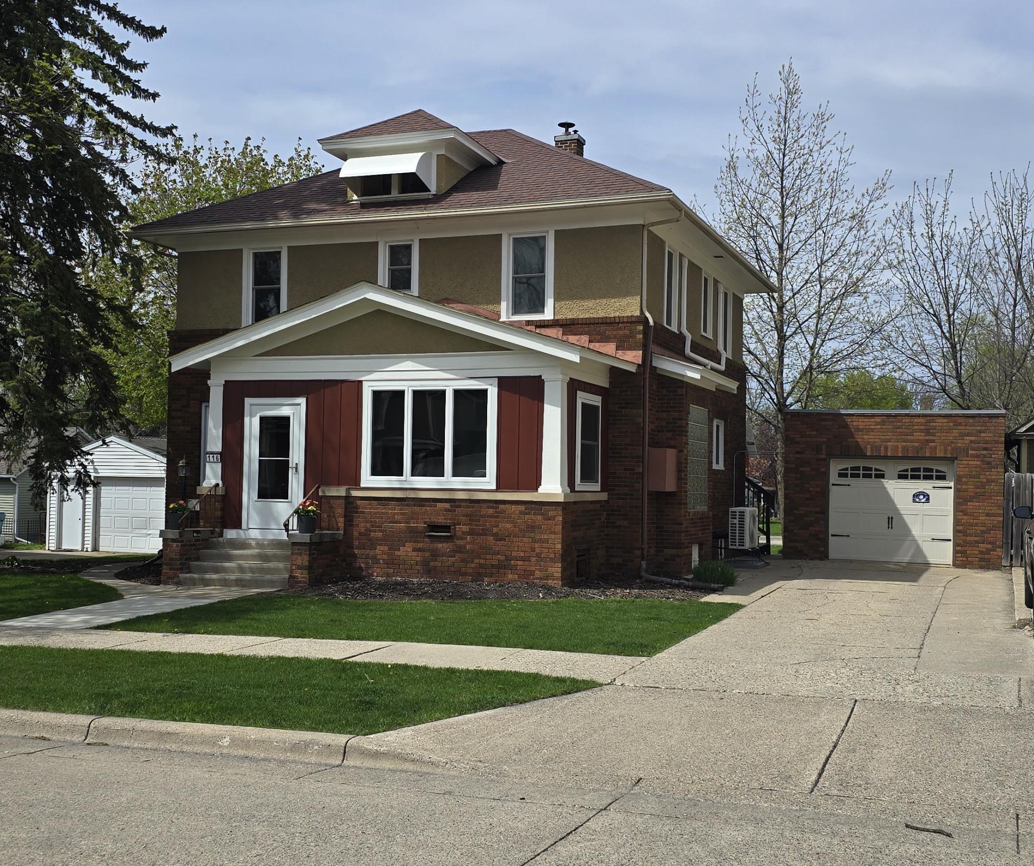 116 E School Street Property Photo 1