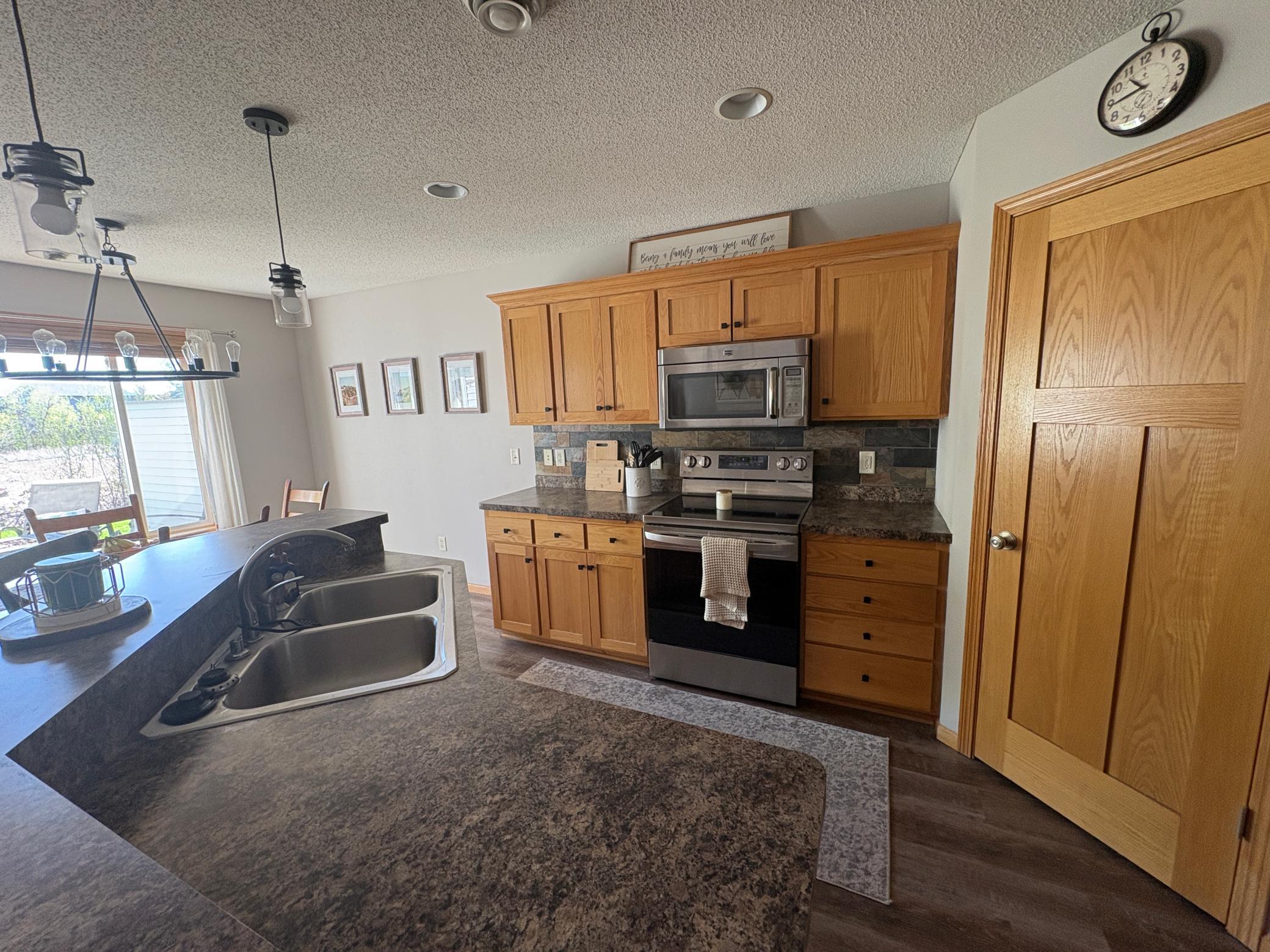 19595 Prairieview Drive Property Photo 6