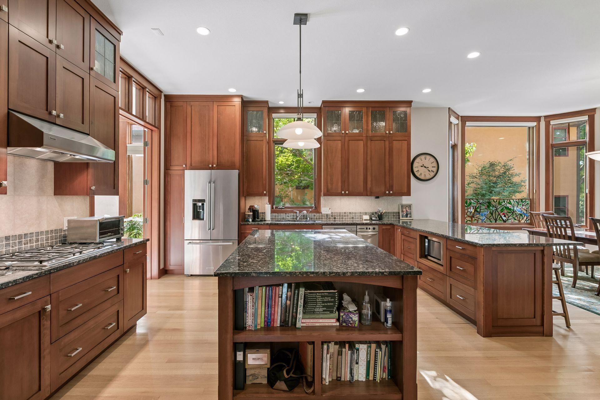 721 Rice Street E Property Photo 12