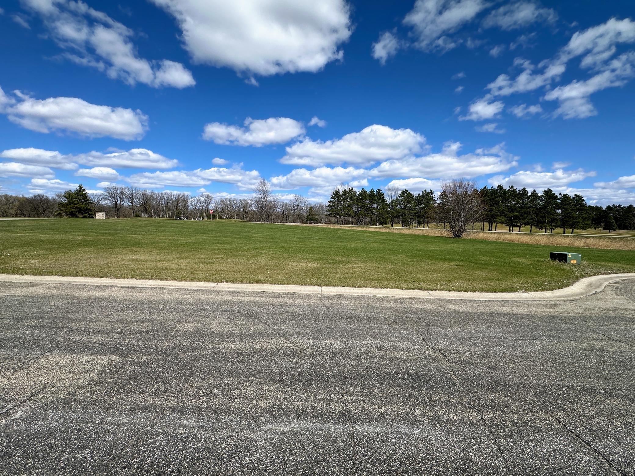 996 Links Way N Property Photo 1