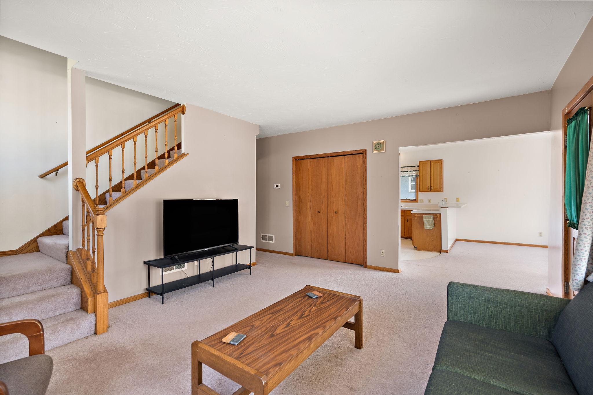 300 E State Street Property Photo 7