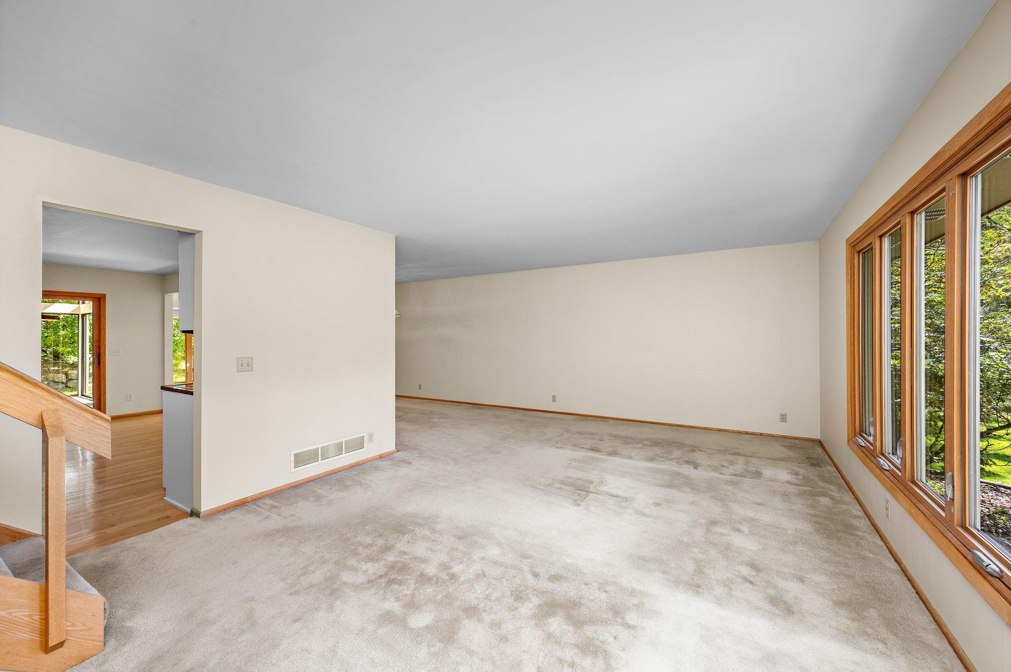 6015 Stoneybrook Drive Property Photo 5