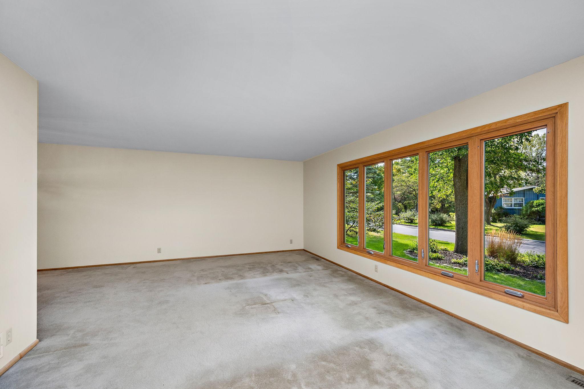 6015 Stoneybrook Drive Property Photo 6