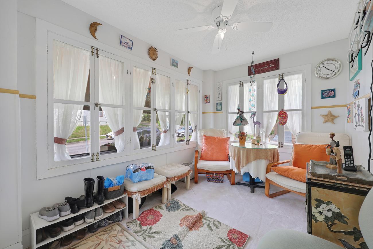 1718 Vincent Avenue N Property Photo 3