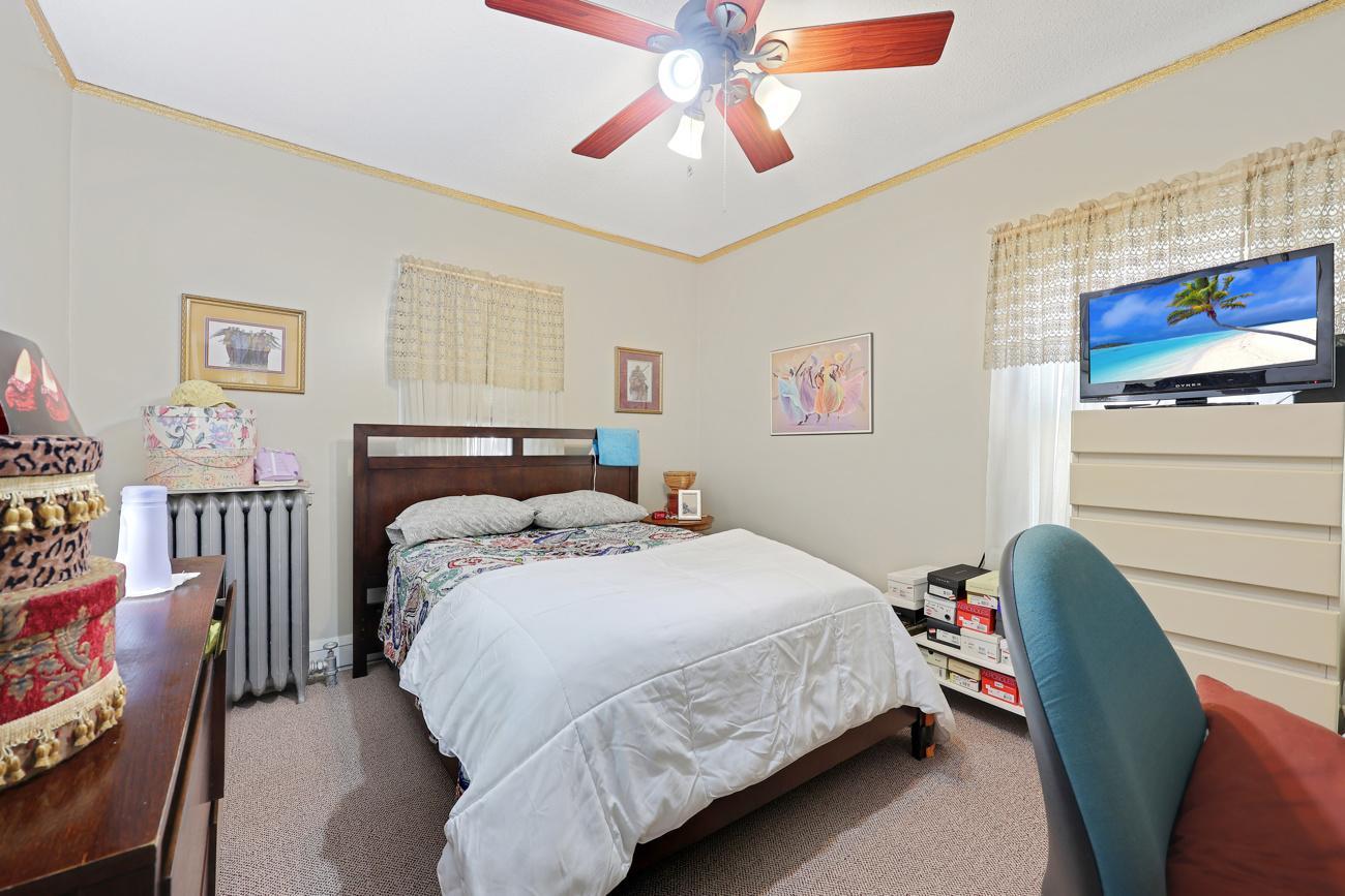 1718 Vincent Avenue N Property Photo 10