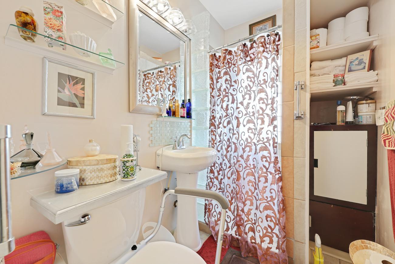 1718 Vincent Avenue N Property Photo 14