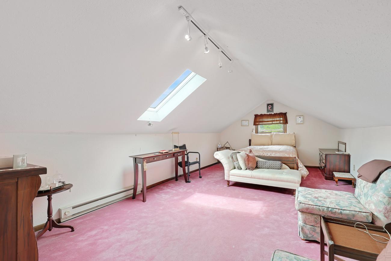 1718 Vincent Avenue N Property Photo 15