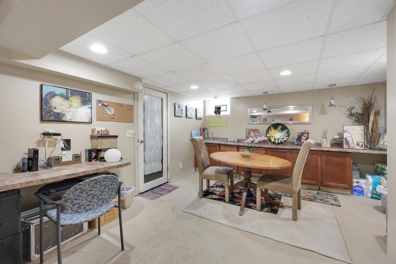 1718 Vincent Avenue N Property Photo 17