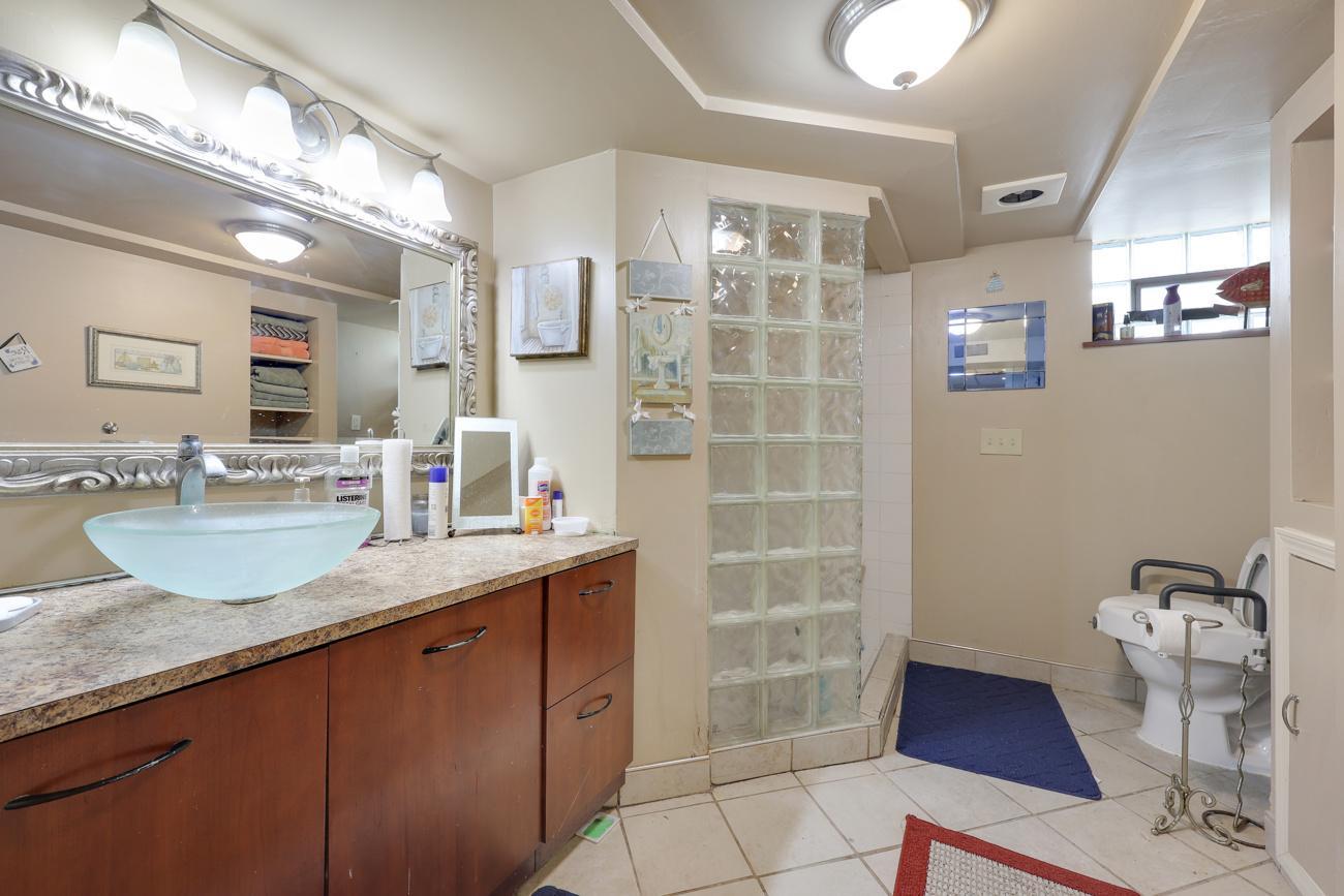 1718 Vincent Avenue N Property Photo 21