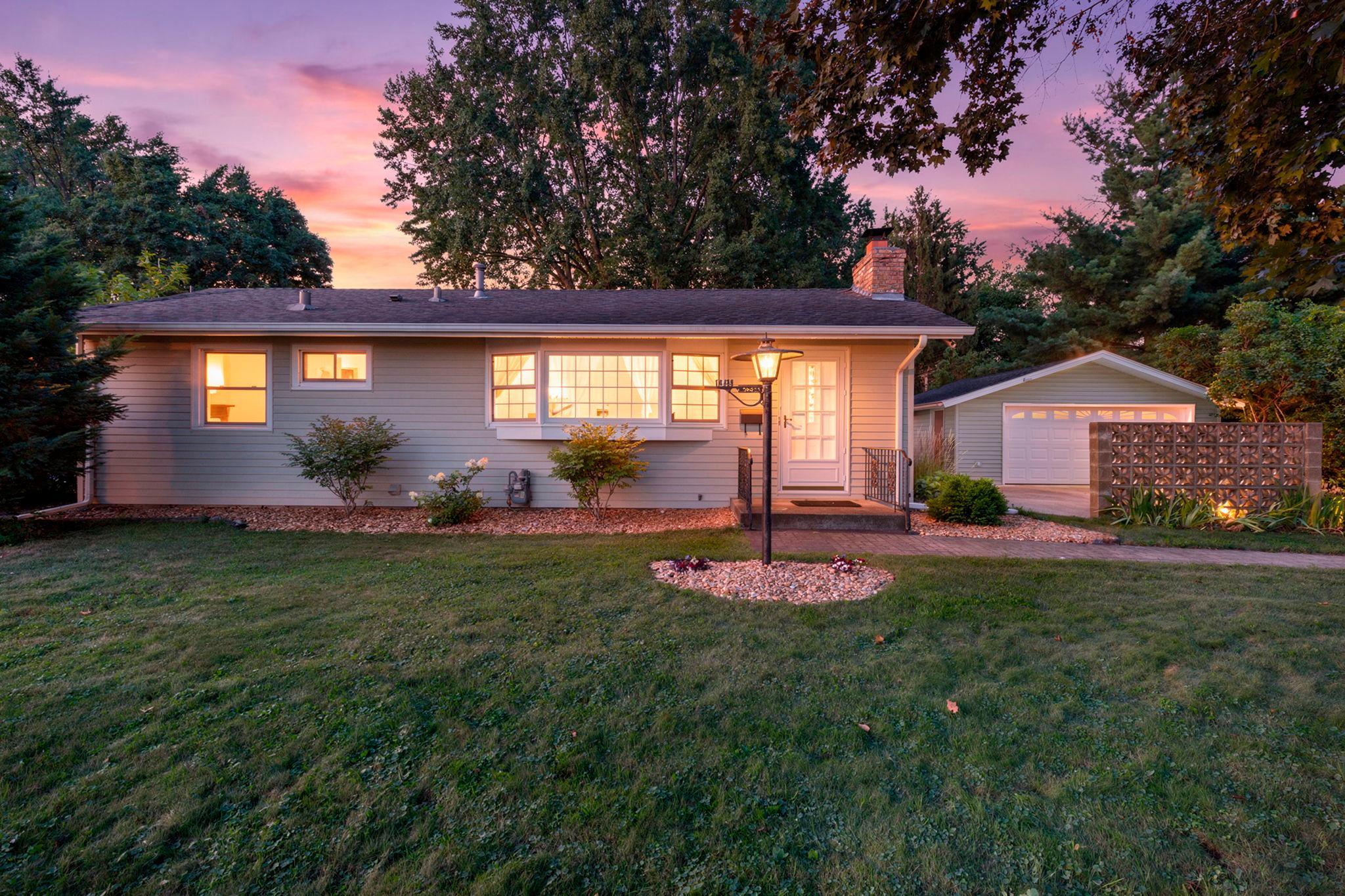 10433 Washburn Avenue S Property Photo 6
