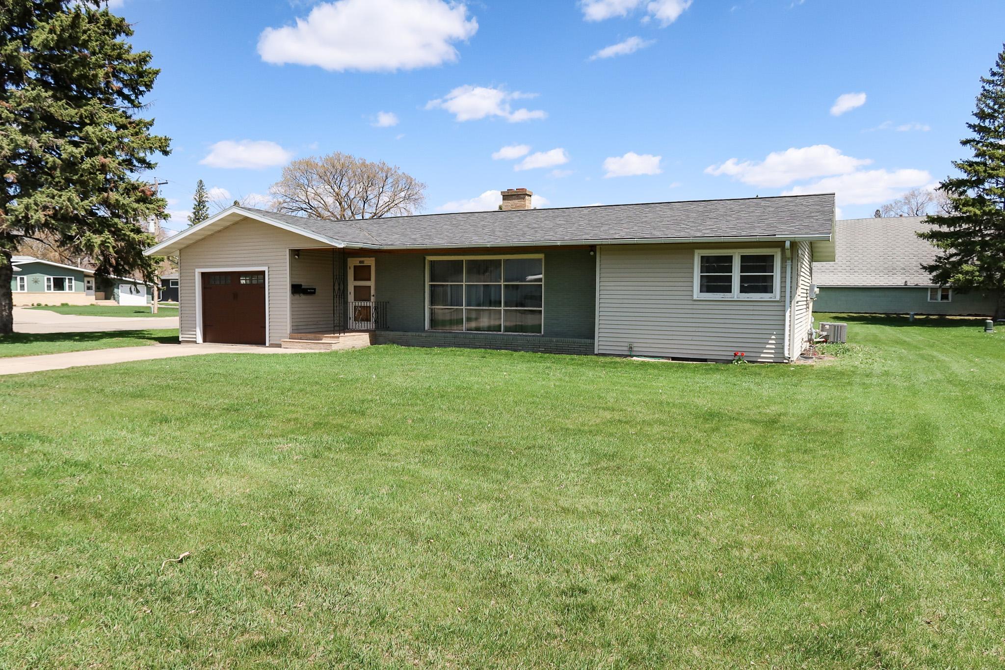 308 4th Street E Property Photo 1
