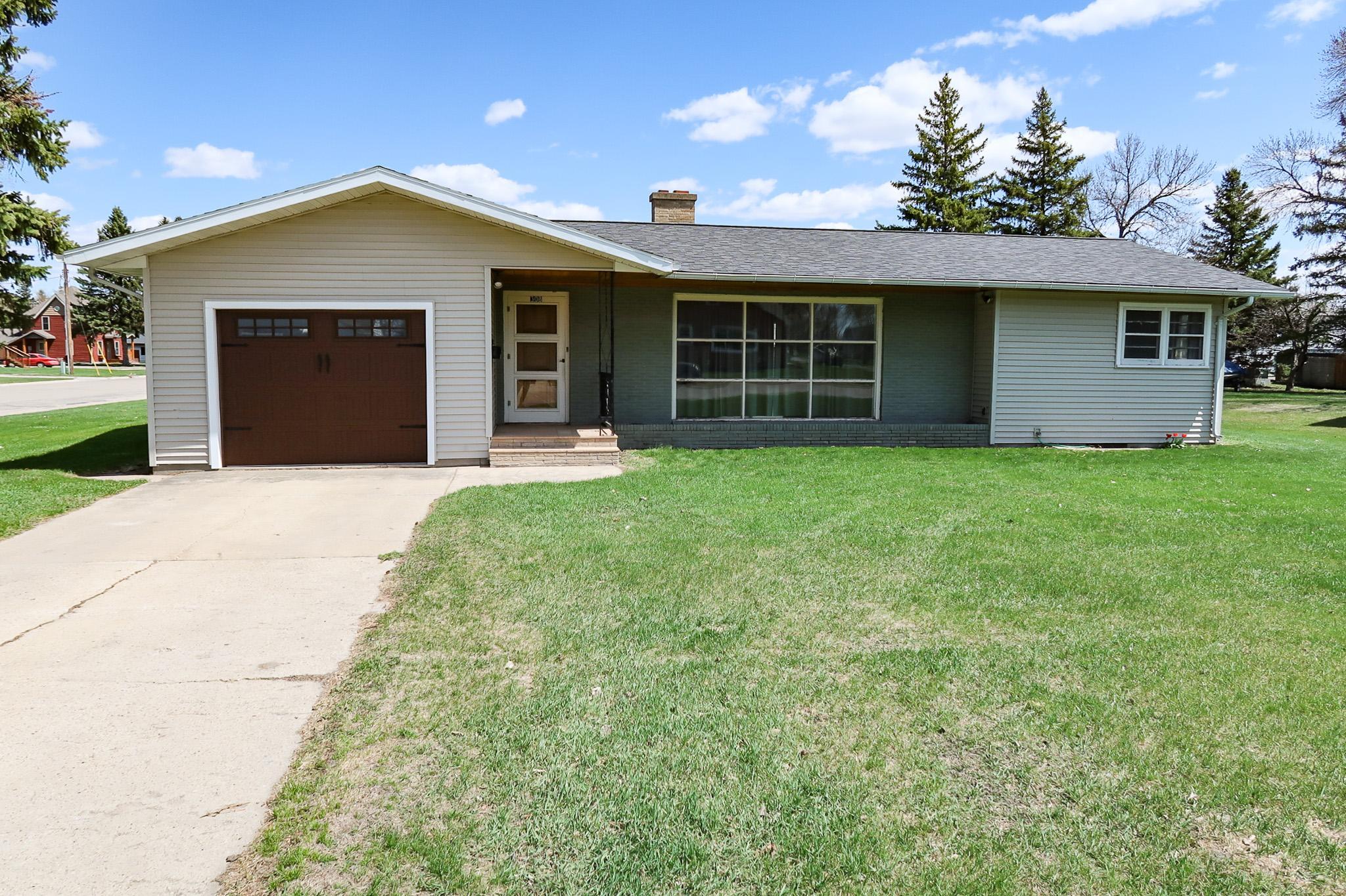 308 4th Street E Property Photo 2