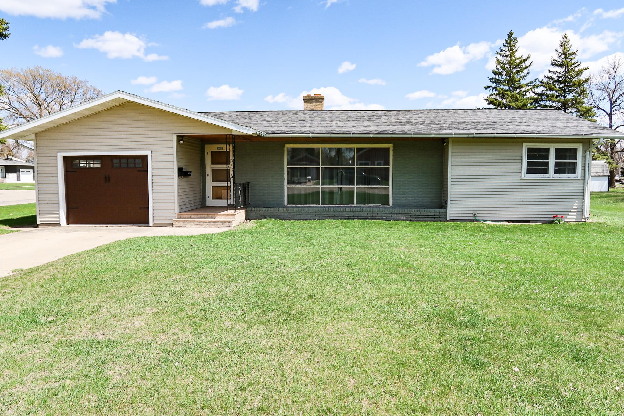 308 4th Street E Property Photo 3