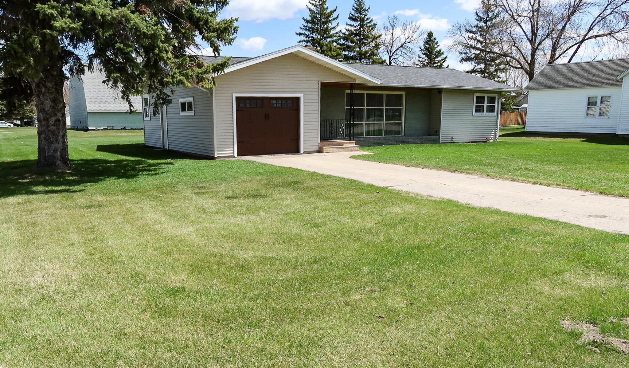 308 4th Street E Property Photo 4