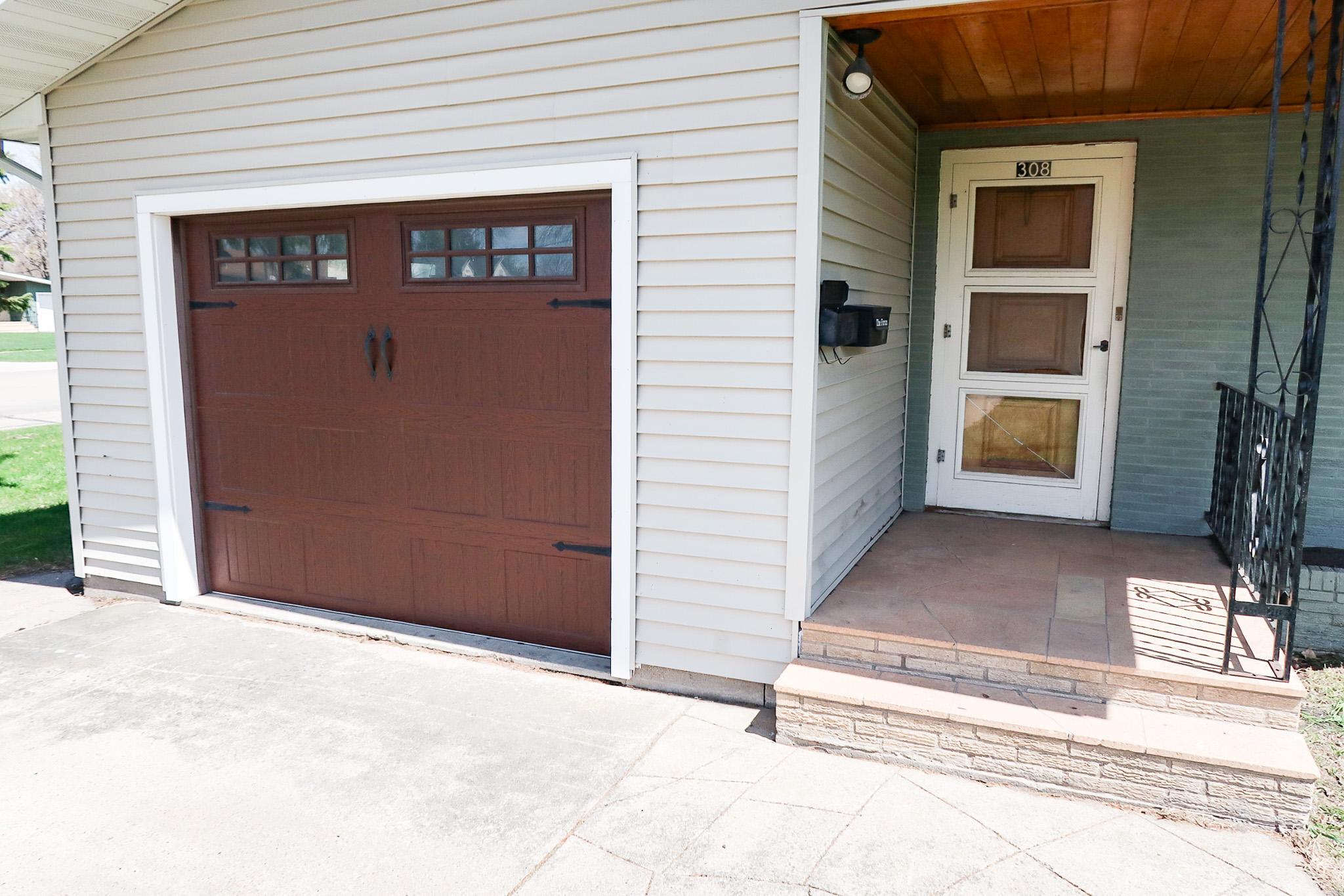 308 4th Street E Property Photo 5