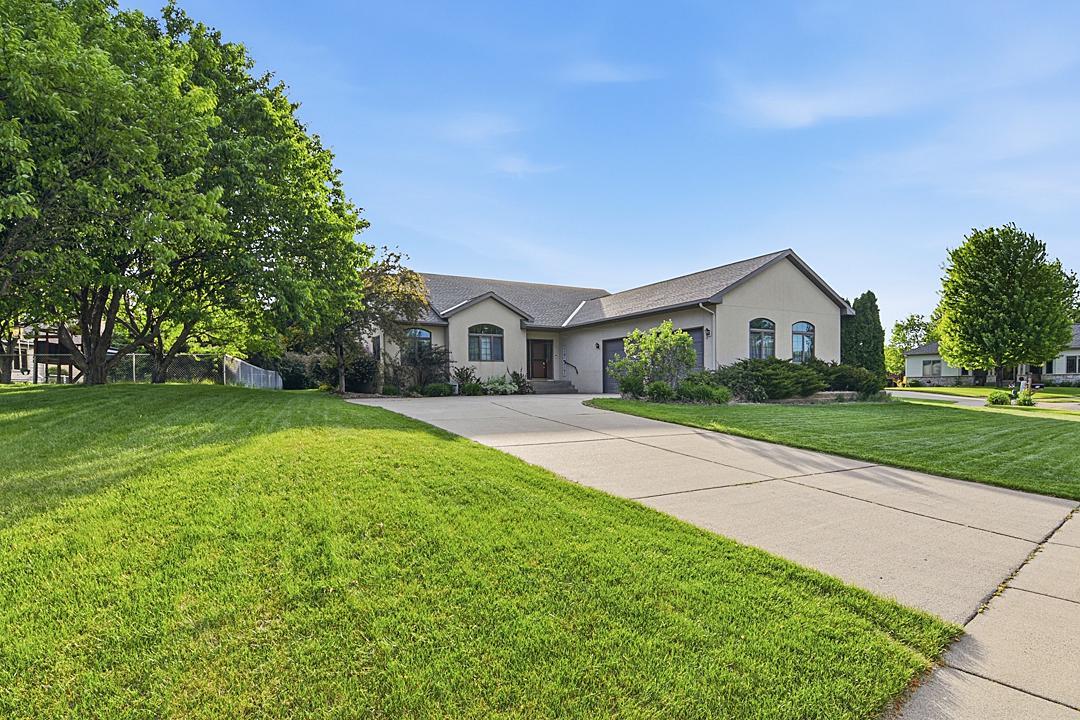 11 Moon Circle Property Photo 1