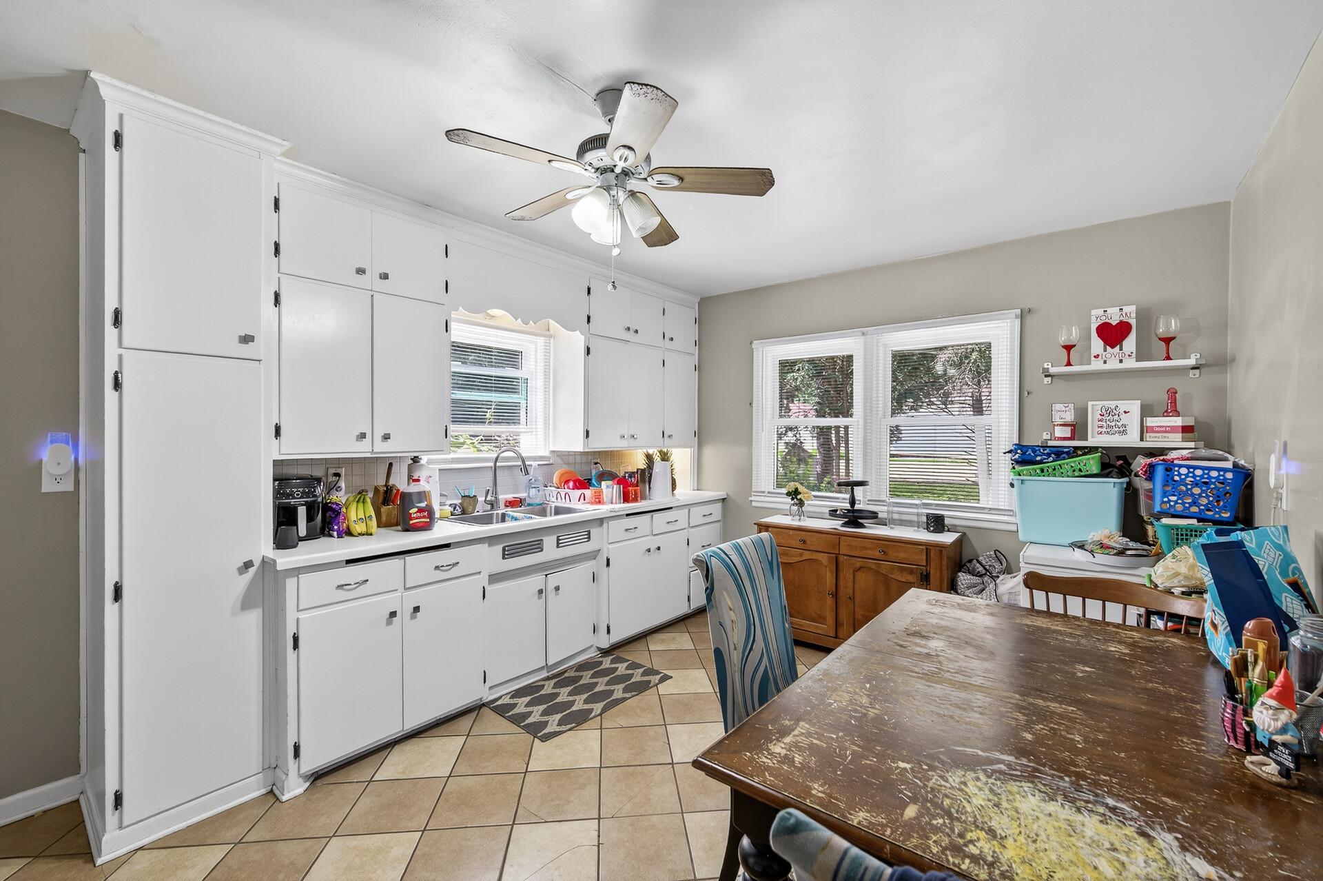 1562 Ivy Avenue E Property Photo 2