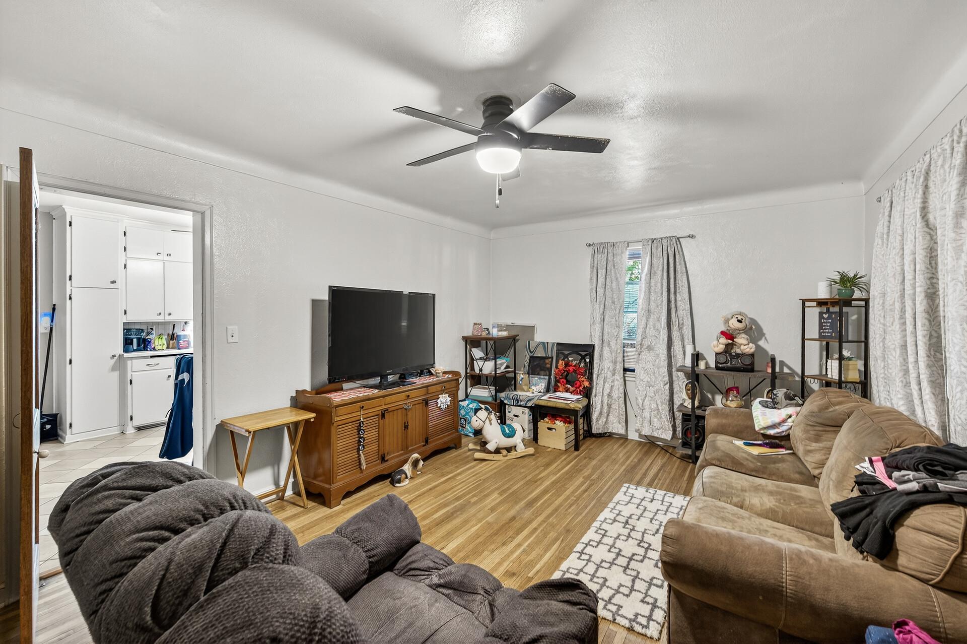 1562 Ivy Avenue E Property Photo 5