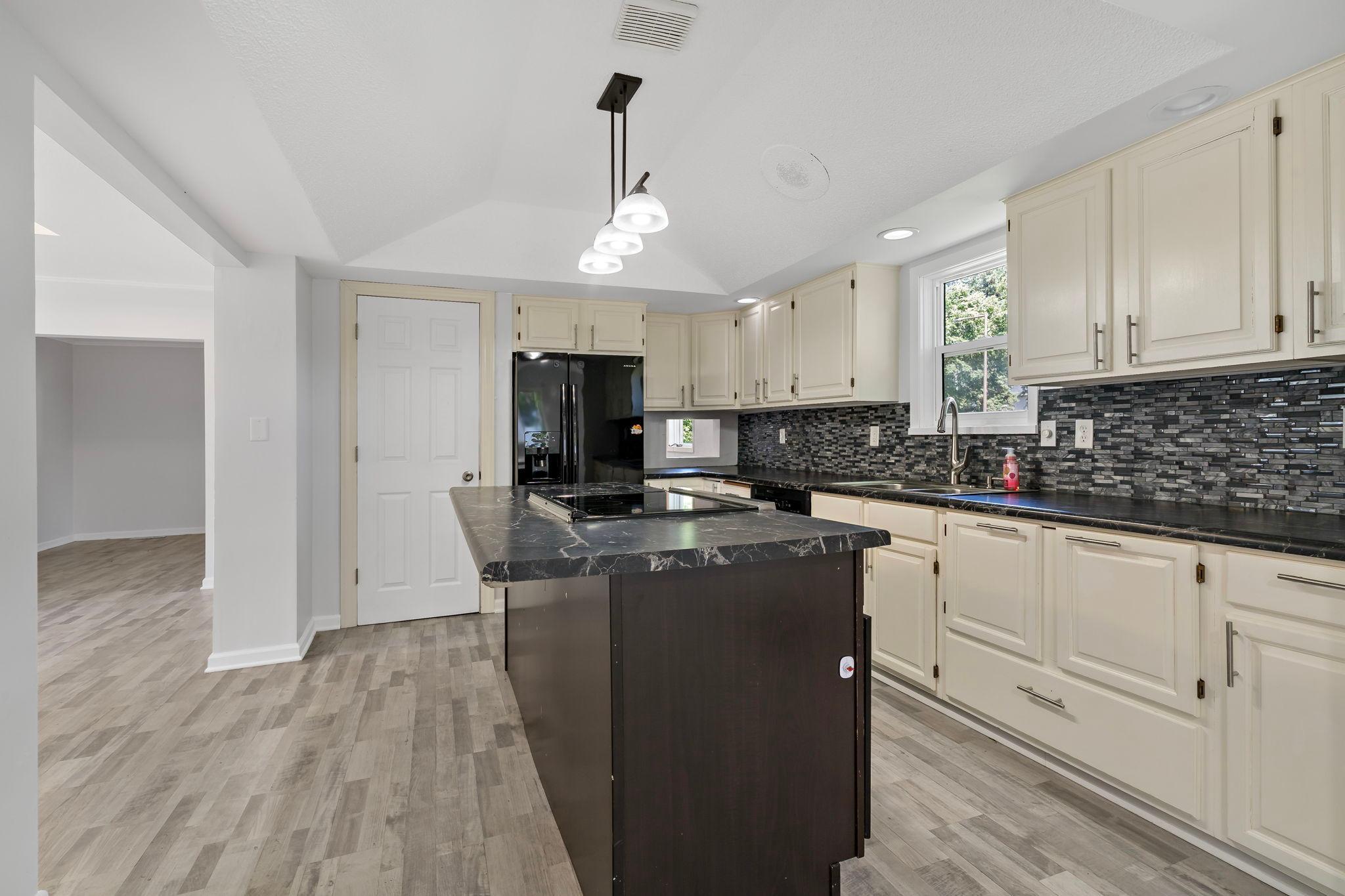 220 Sidney Street E Property Photo 14