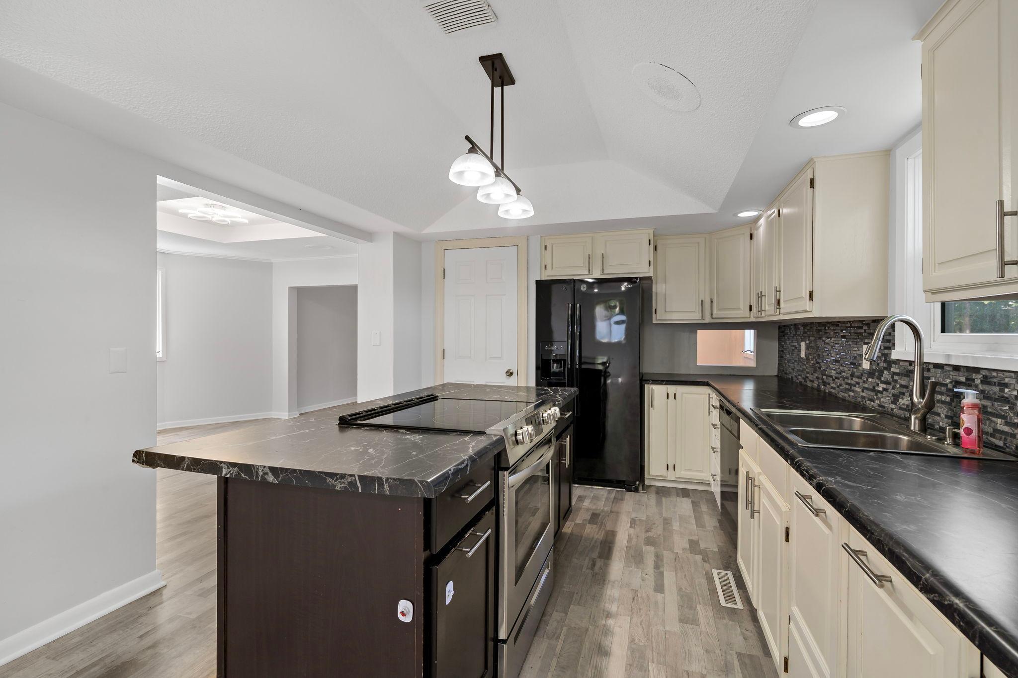 220 Sidney Street E Property Photo 15