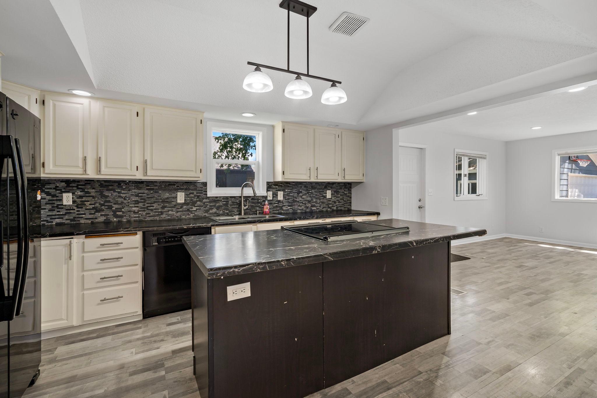 220 Sidney Street E Property Photo 16