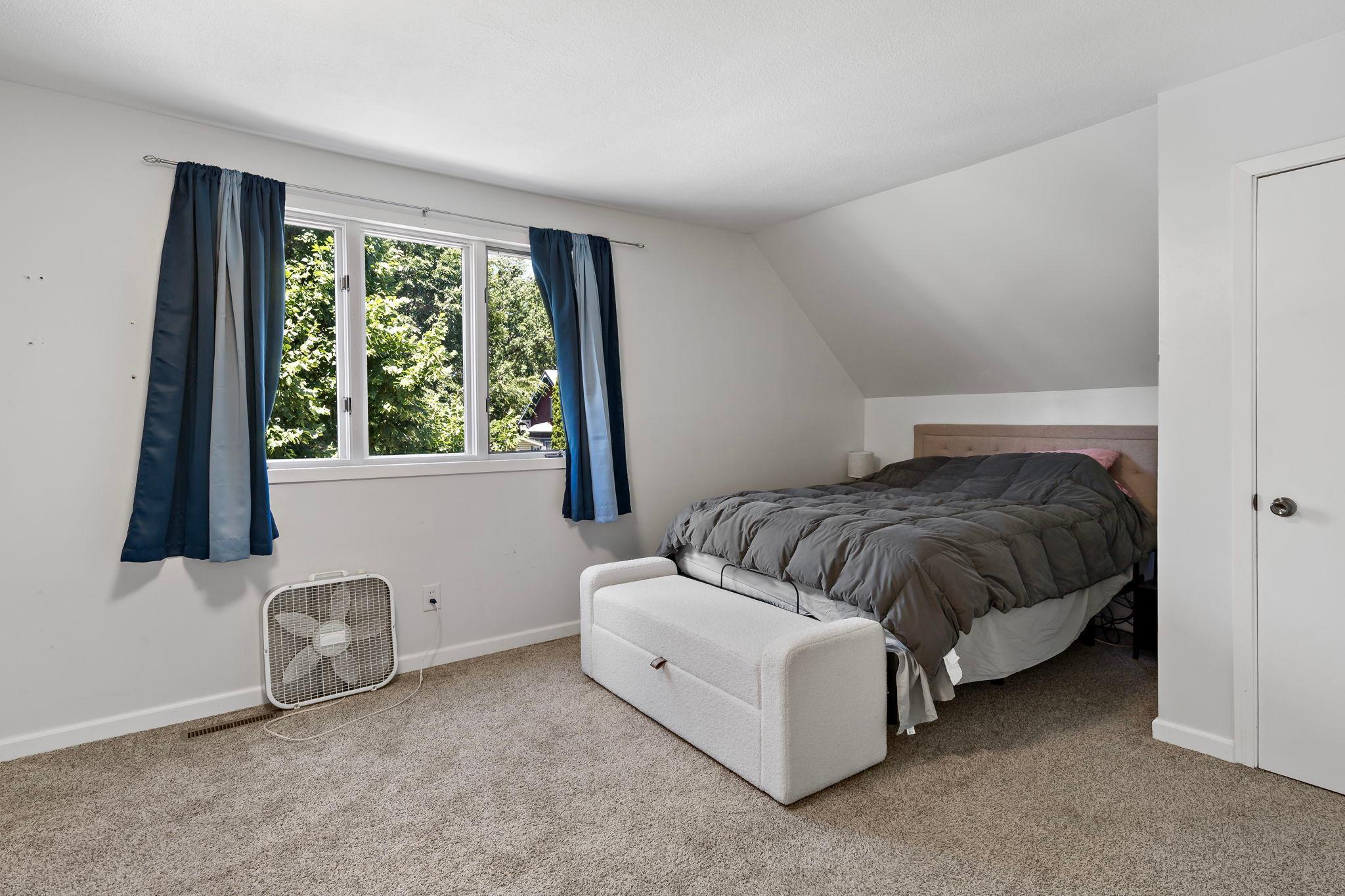 220 Sidney Street E Property Photo 23