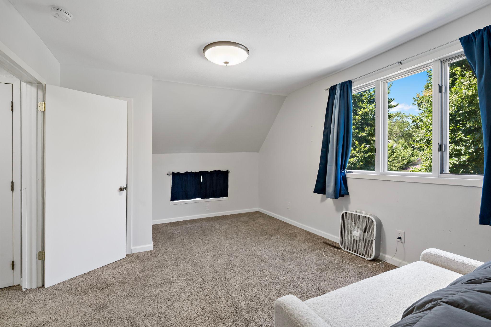 220 Sidney Street E Property Photo 24