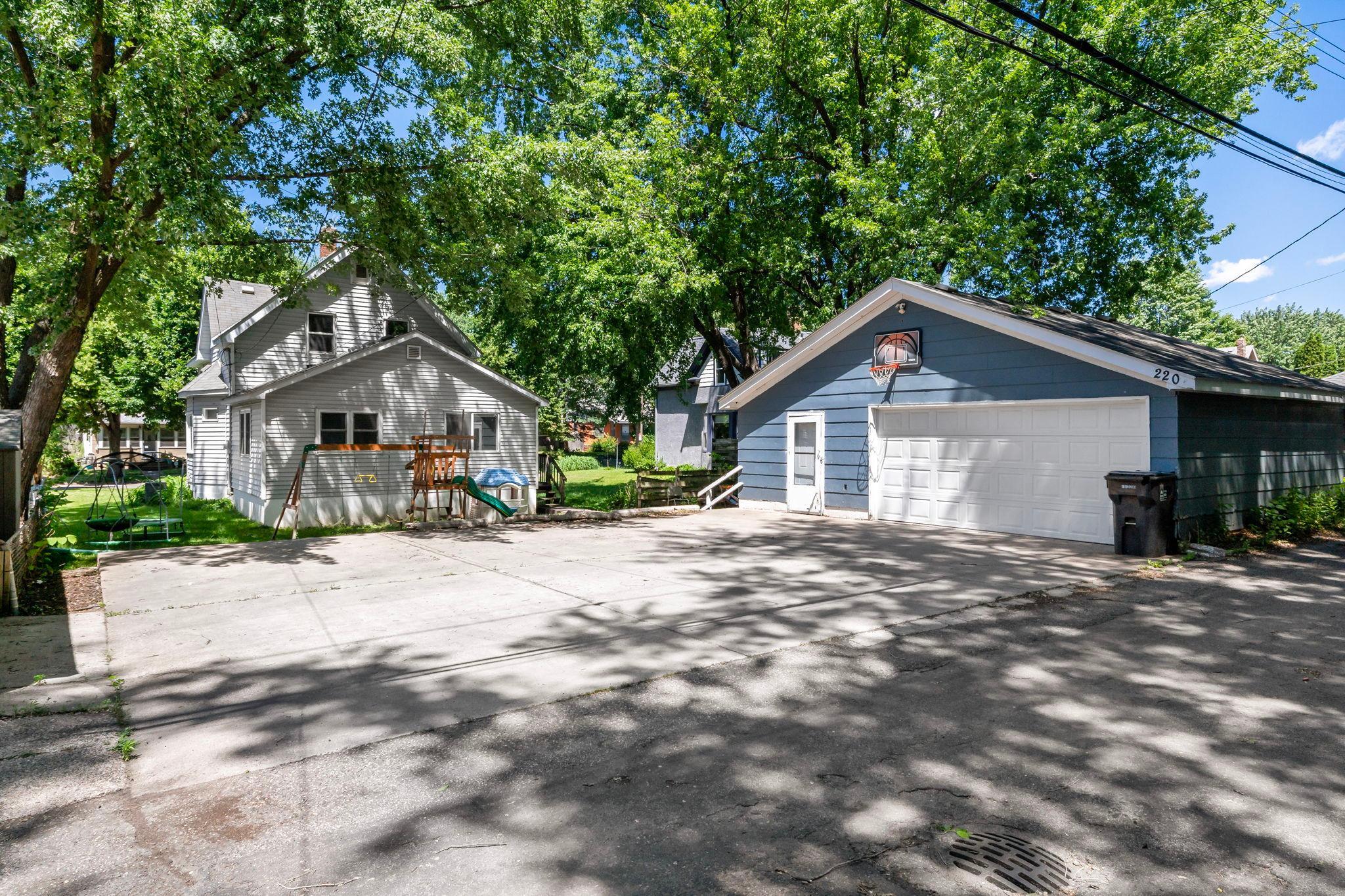220 Sidney Street E Property Photo 33