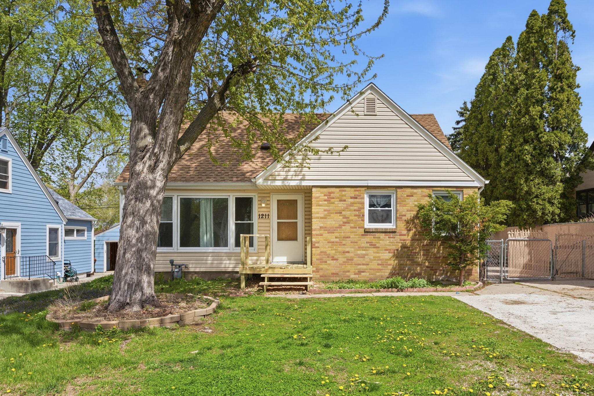 1211 Lealand Road E Property Photo 1