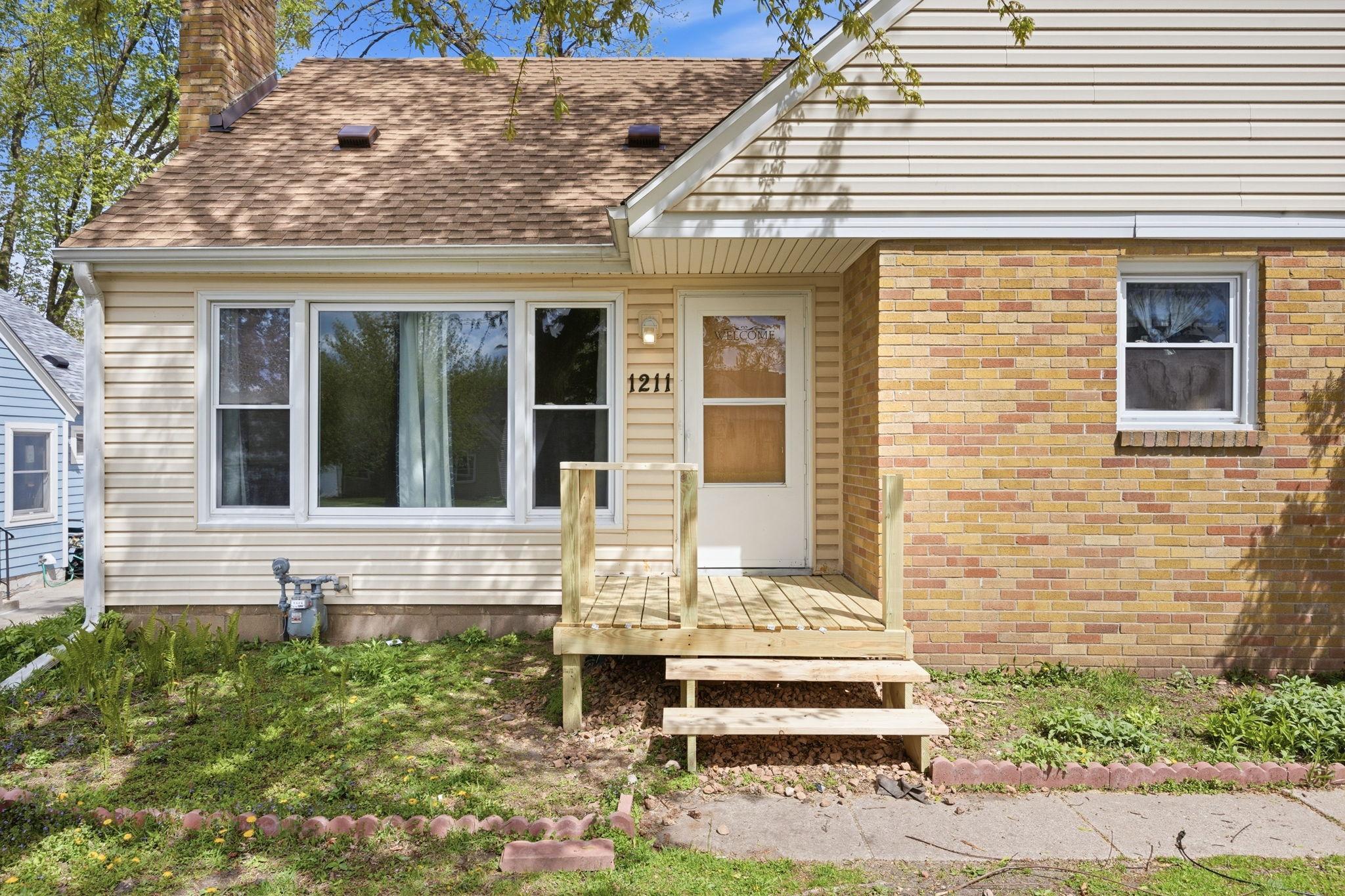 1211 Lealand Road E Property Photo 2