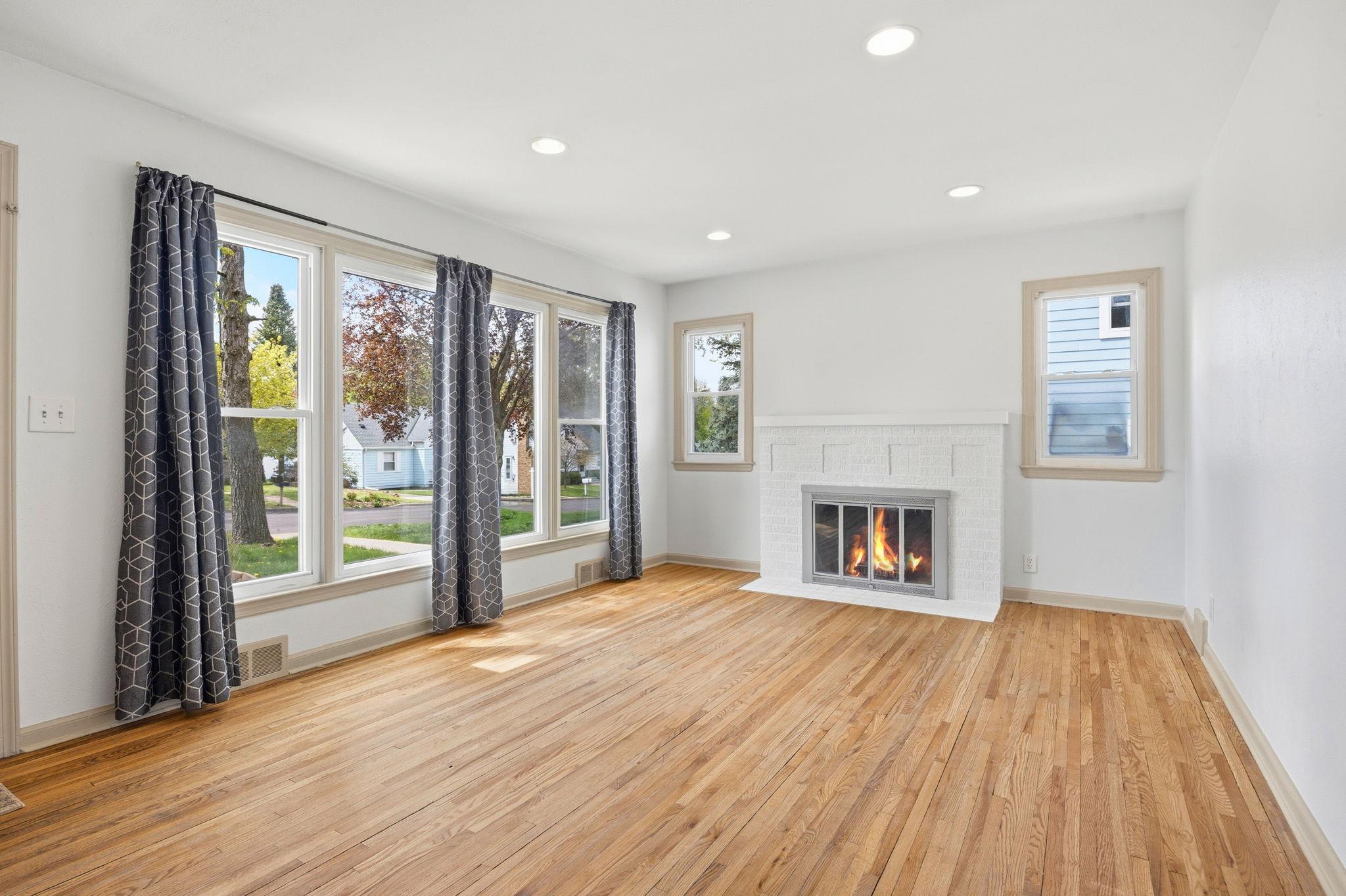 1211 Lealand Road E Property Photo 3