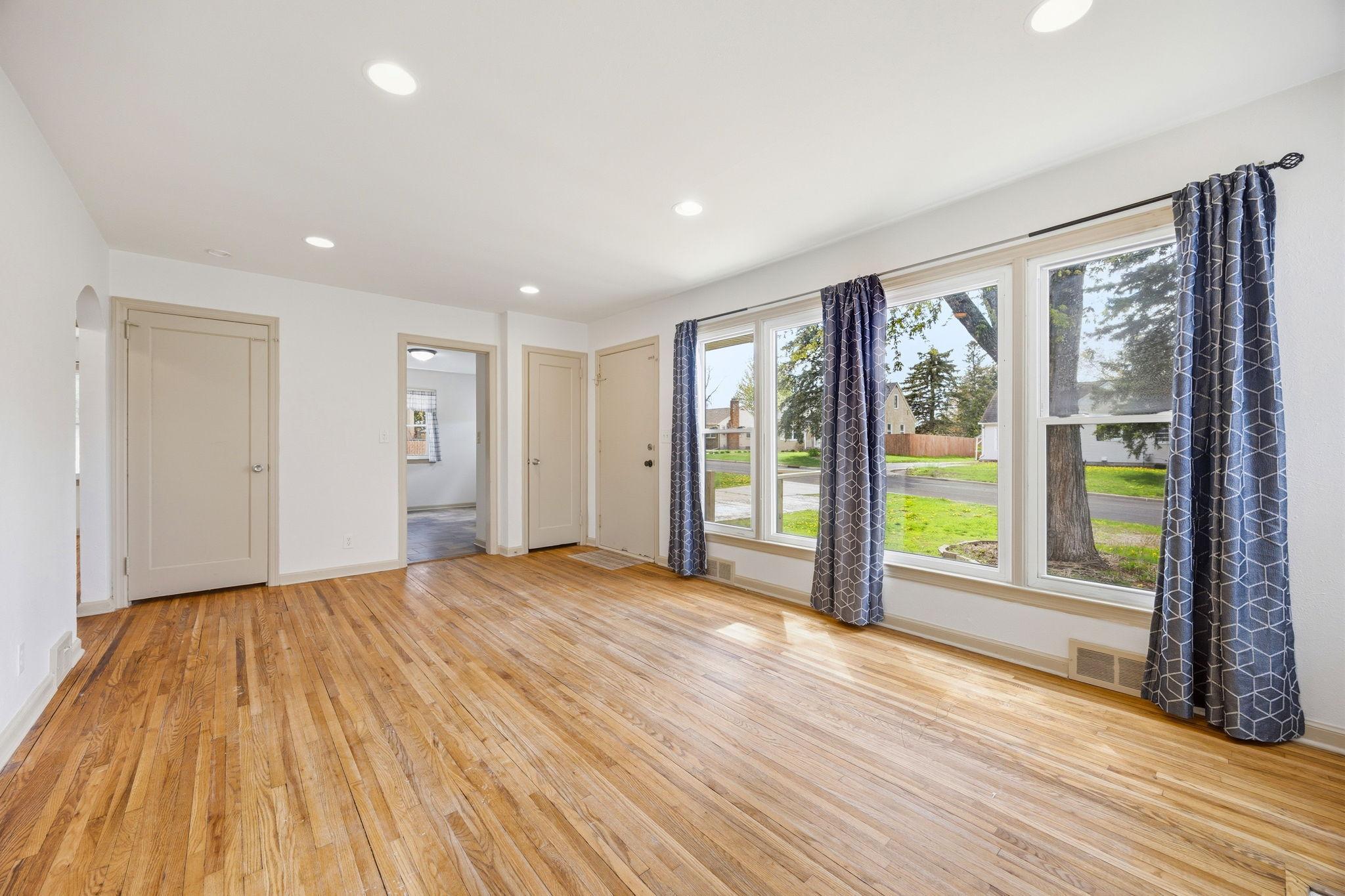 1211 Lealand Road E Property Photo 4