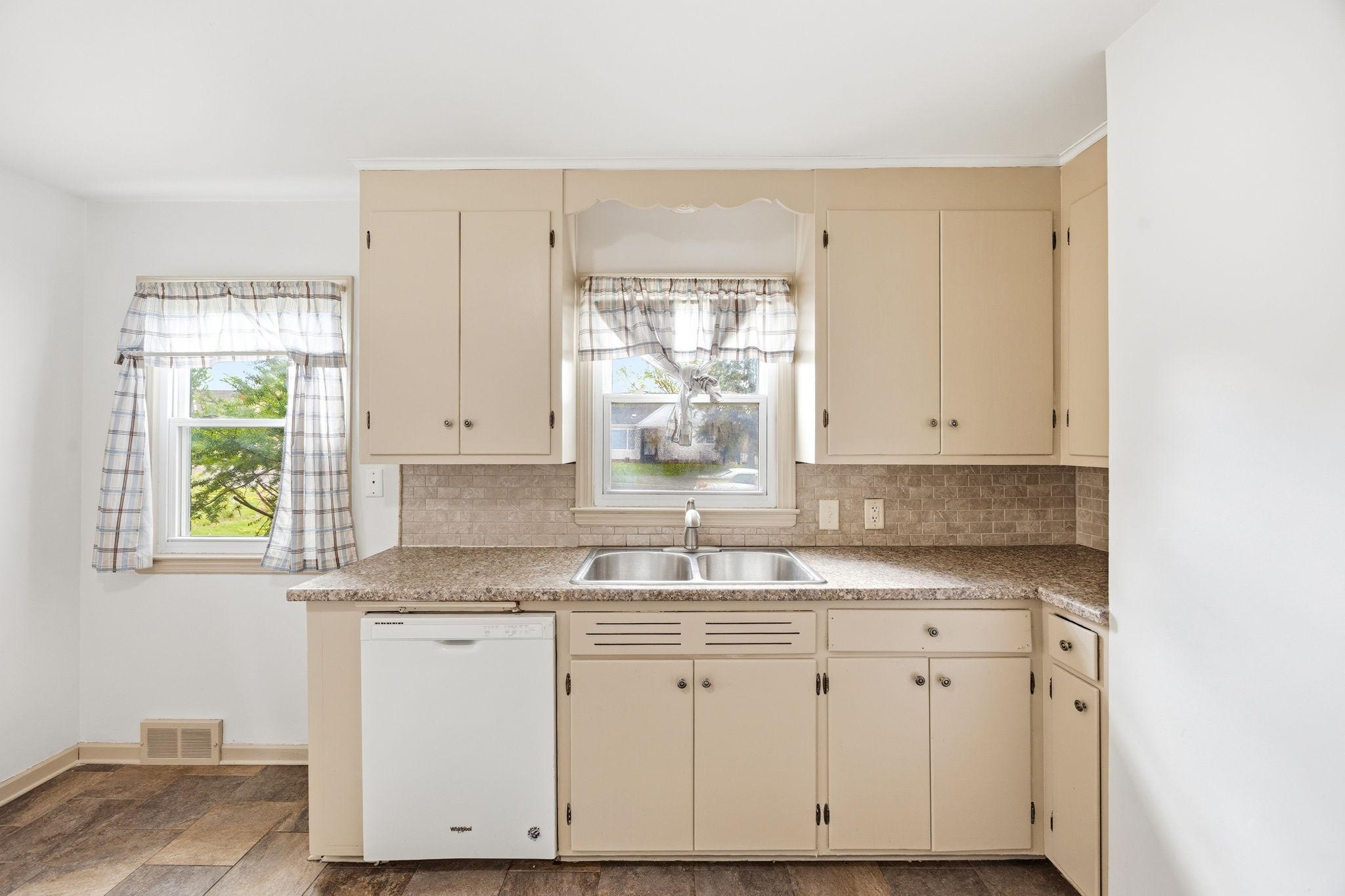 1211 Lealand Road E Property Photo 6