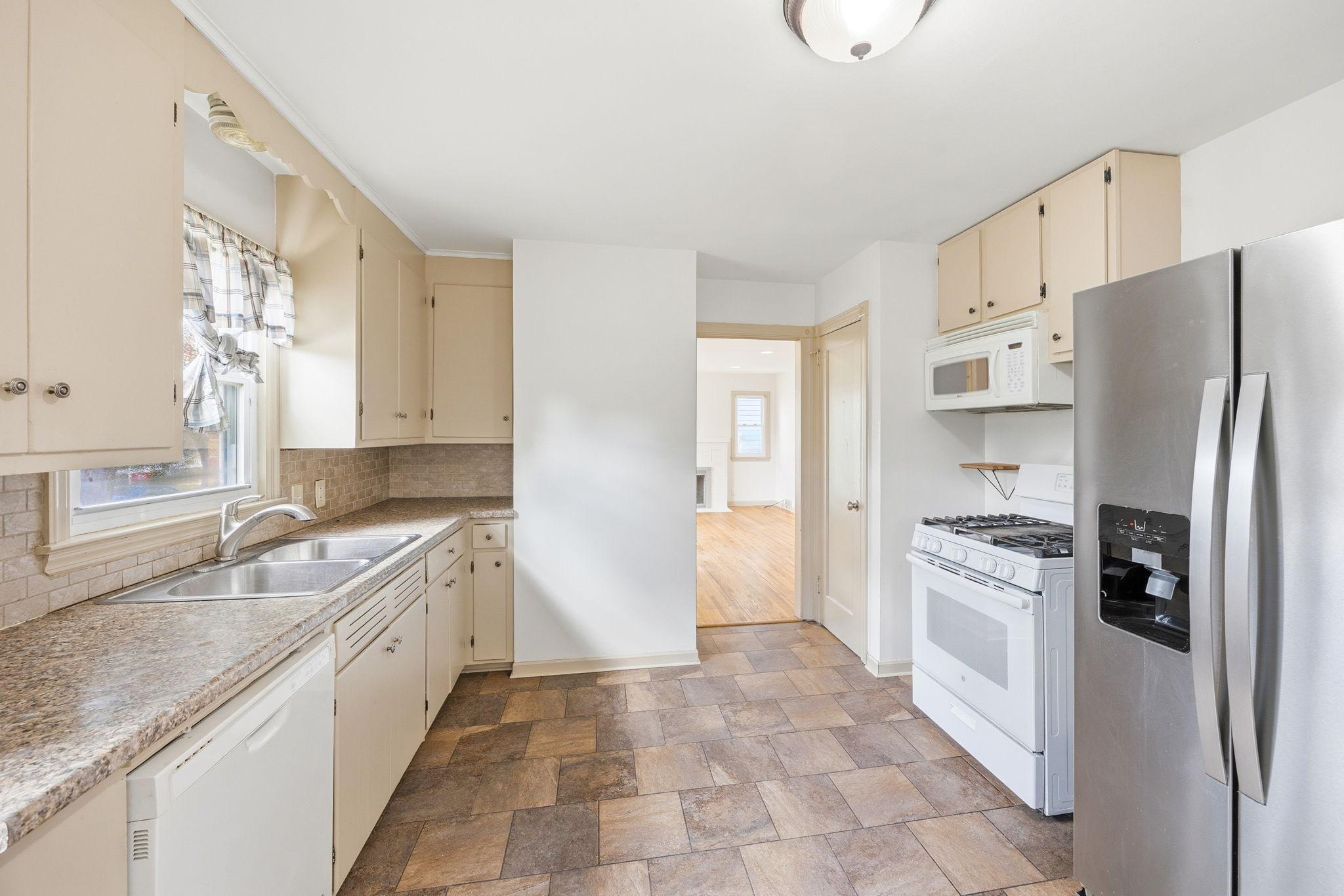 1211 Lealand Road E Property Photo 7