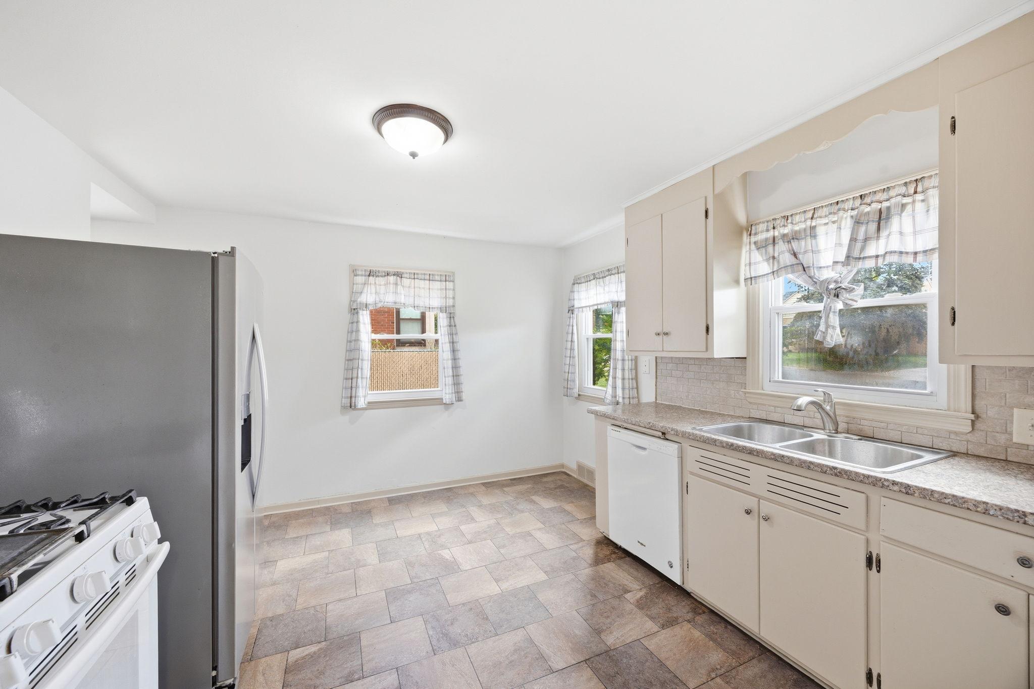 1211 Lealand Road E Property Photo 8