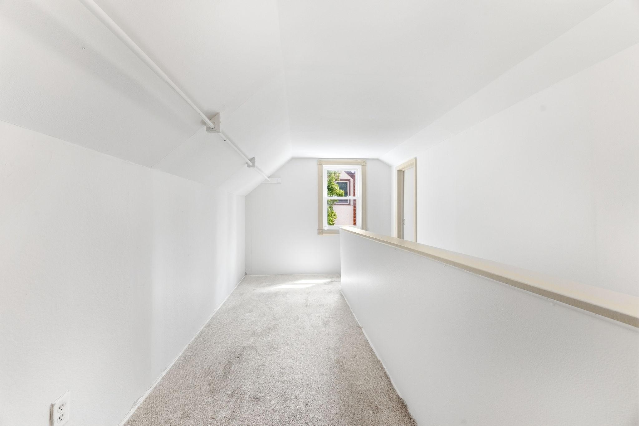 1211 Lealand Road E Property Photo 11