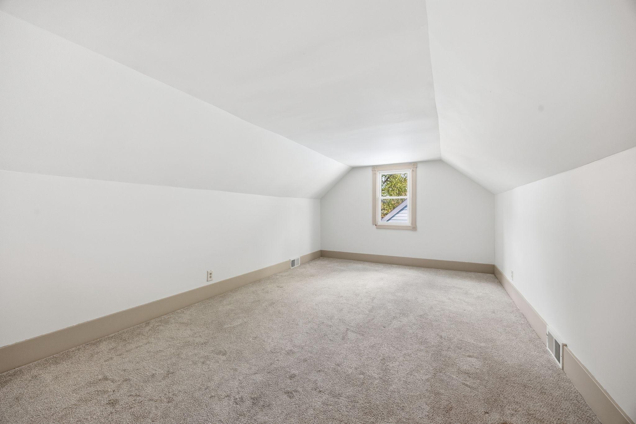 1211 Lealand Road E Property Photo 13