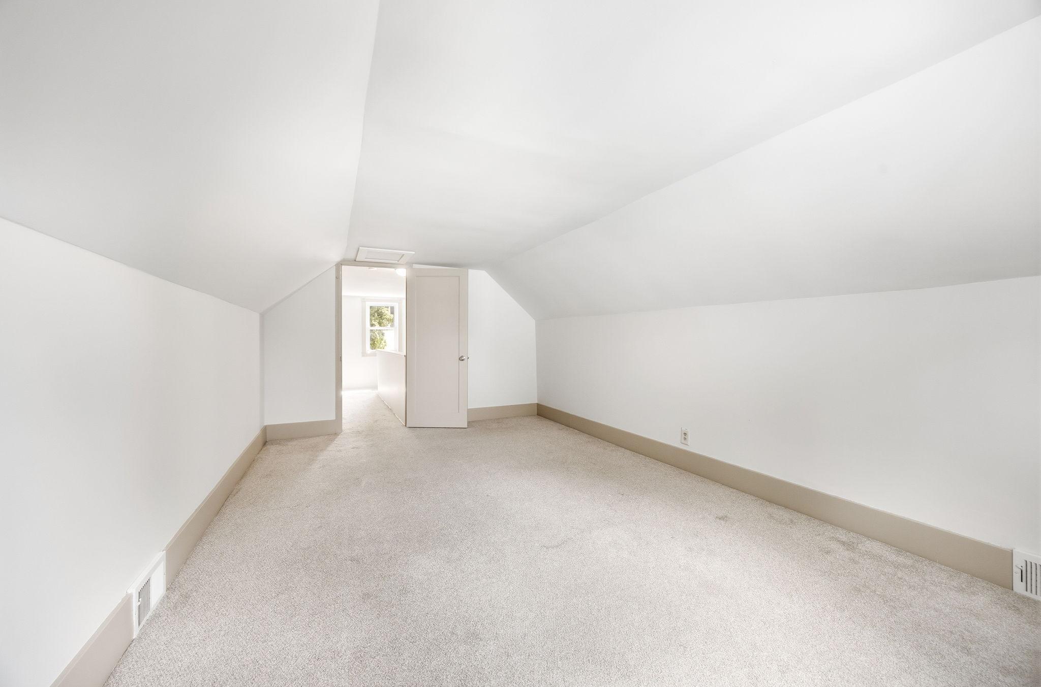 1211 Lealand Road E Property Photo 14