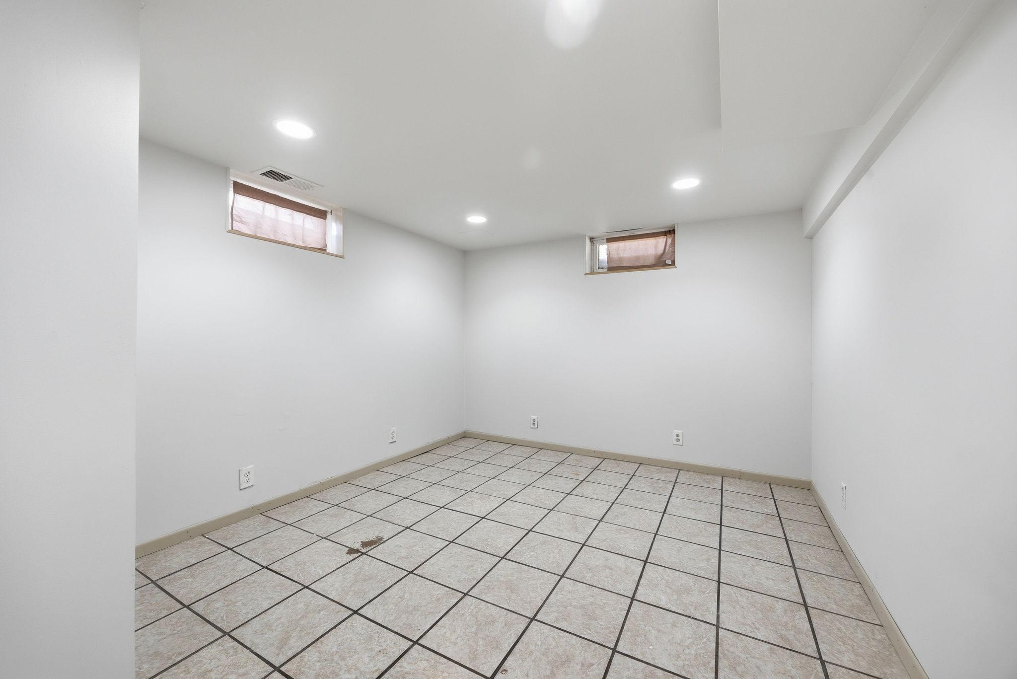 1211 Lealand Road E Property Photo 18