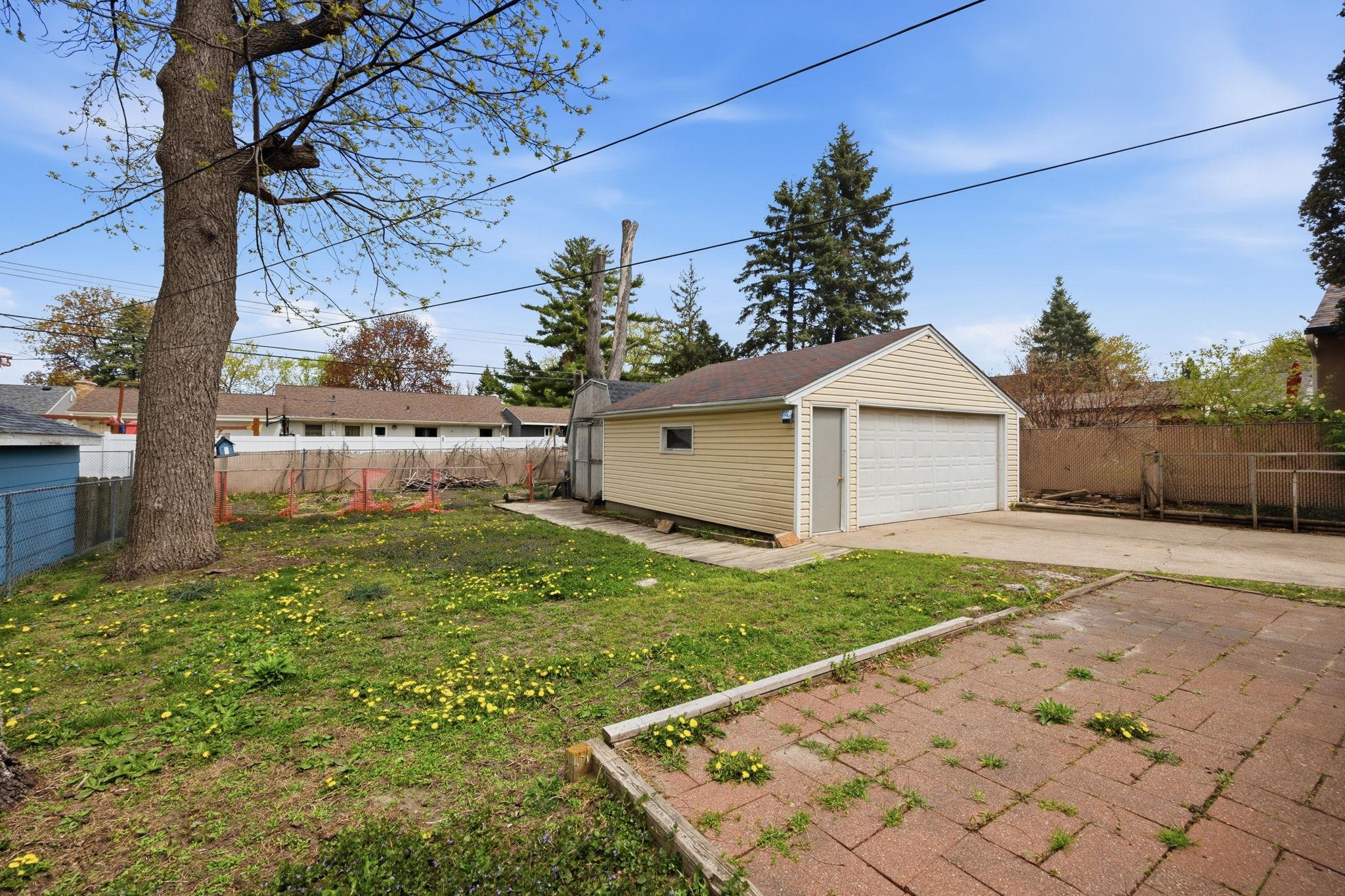 1211 Lealand Road E Property Photo 23