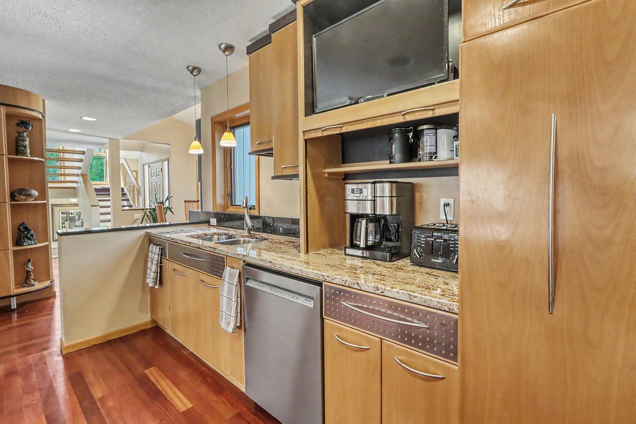 75 Prairiewood Drive S Property Photo 11