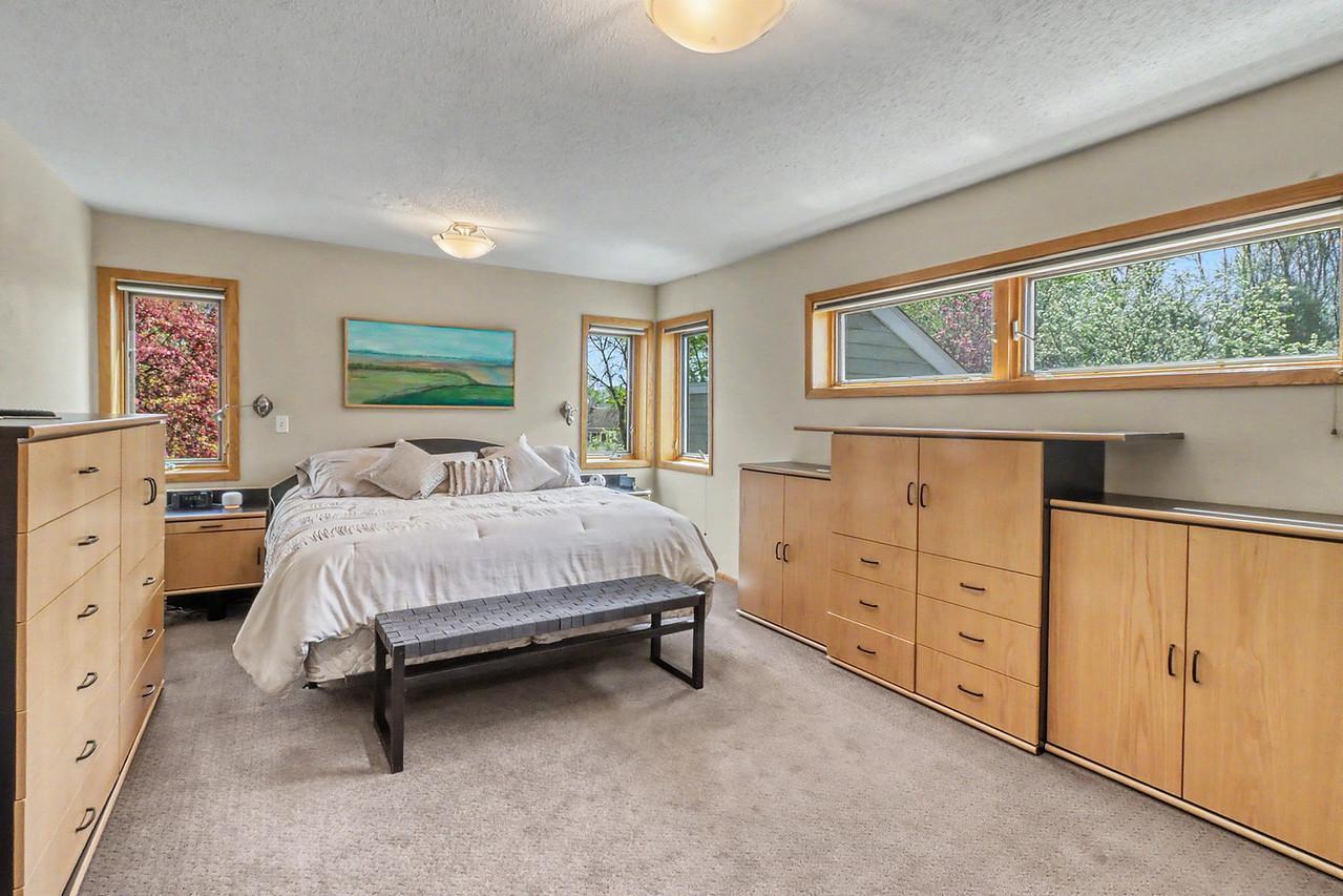 75 Prairiewood Drive S Property Photo 44
